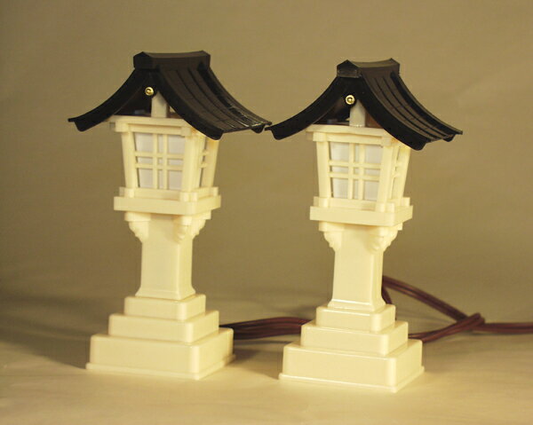 春日型電気式灯籠。神棚や祖霊舎に灯火をともす用具です。 屋根は黒色。 ●総高さ17cm●プラスチック製●1対2個セット