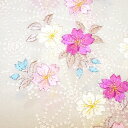 素材：アセテート50％、レーヨン50％、絹5％ カラー：白 柄：桜と麻の葉柄の刺繍。左右両方に柄あり。 長さ：約105cm ※レターパック可。 ※写真の色は、できる限り実物に近付けておりますが、多少の違いが出る場合がございます。ご了承ください。白地に桜と麻の葉の刺繍半衿です。紫がかったピンクの桜♪色合いがかかわいいです