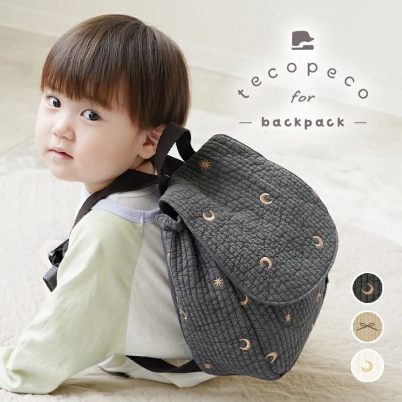 メーカー希望小売価格はメーカーカタログに基づいて掲載しています▼△ お得な アウトレットセール △▼ テコペココンテンツ 商品紹介 特別な日も　なんでもない日も　いつも一緒に tecopeco から待望のベビーリュックが登場！ ママ にも人気の ヌビ×刺繍生地 を採用し、 ≪大好きなママとお揃いが叶う≫　 当店オリジナル のデザインです♪ お子さまでも 簡単 に使っていただきやすいように、 荷物を入れやすく取り出しやすい ゴム 状の開口部に、 開閉部分には 両面ファスナー を取り付けました。 ひとりでできたよ！が嬉しい、 tecopeco ならではの 工夫がたくさん！ 一升餅 を入れられるサイズになっているので、 1歳 の お祝い事 にもお使いいただけます◎ ※一升餅は付属しておりません。 大切なお子さまの、 『小さいけれど、大きな一歩』に、 そっと優しく寄り添い続けられるよう、 そんな願いをたくさん込めて作りました。 スペック 【サイズ】 横/約20cm 高さ/約24cm マチ/約10cm 重さ：250g カラー マシュマロ（月と星） スミクロ（月と星） ヘーゼルナッツ（リボン） 注意事項 ・使用時の破損や事故等につきましては責任を負いかねます。 ・輸入品の為、輸送の際に生じるキズ・汚れ・箱潰れがある場合がございますが新品です。 ・サイズ・重量は、多少の誤差が生じる場合がございます。 ・あくまで画像はイメージですので、商品改良の為パッケージや一部仕様が少し変更になる場合もございます。 ・お使いのブラウザや設定により、画像と実際の商品との若干の色の違いが生じる場合がございます。 ・会社概要・お買い物ガイドに他にも詳しく記載しておりますので事前に確認していただくことをお勧め致します。 生産国 中国製 男の子 女の子 おとこのこ おんなのこ 女子 男子 女児 男児 こども 子供 子ども 0 1 2 3 4 5 6 歳 テコペコ てこぺこ tecopeco ベビー 赤ちゃん あかちゃん baby 小学生 小学校 保育園 保育所 幼稚園 こども園 キッズ