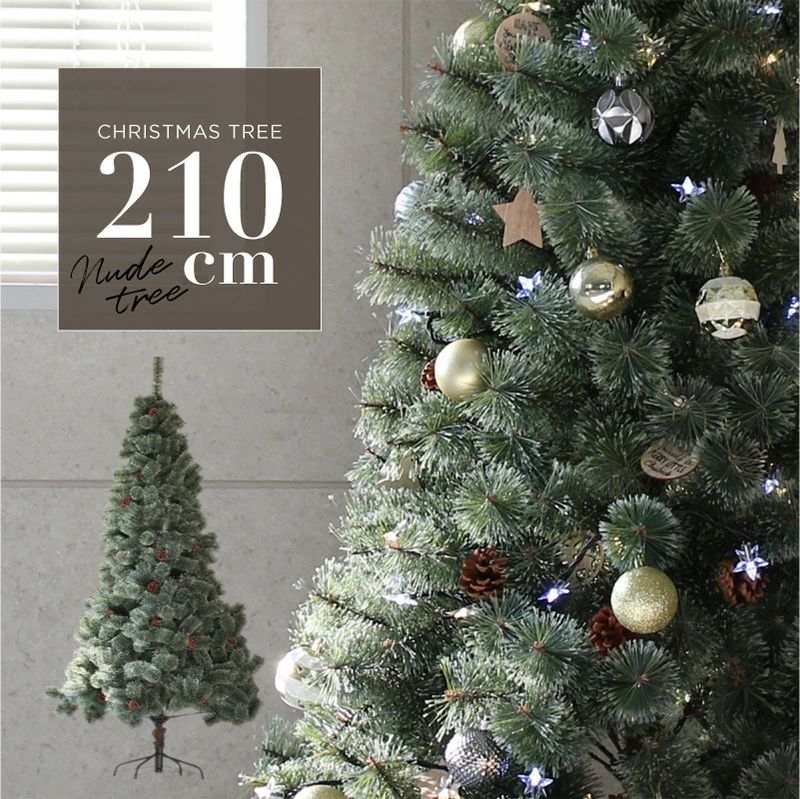 商品説明ジャイアントサイズの210cmのクリスマスツリー ドーンと圧倒的な迫力で豪華なクリスマスを演出します。本物の松ぼっくり本物を使う事で、よりリアルでよりボリューム感のあるツリーがクリスマスを彩ます。松ぼっくりは輸入時に植物防疫検査済。安心してご使用いただけます。リアルな質感を再現本物さながらでボリューム感のある枝・葉がリアルでゴージャスなクリスマスツリーを演出します。隙間へのこだわり支柱のベースを茶色にし雰囲気のある幹を再現。葉と枝の隙間から覗かせる細部にもこだわりました。合わせやすい「くすみ」カラー様々な部屋に合わせやすく、オーナメントやイルミネーションとの相性のよいくすみカラーを採用しました。出し入れがスムーズ枝は傘を開くようにパタッと広がり、簡単に準備する事が出来て、オフシーズンには楽々収納する事が出来ます。木製オーナメントのおまけ付きナチュラルウッドの温かみあるオーナメントです。ツリーの緑によく似合い、引っ掛けるだけでシンプルで可愛い印象になります。※オーナメントの形は選ぶ事は出来ません。商品内容■ セット内容・ 210cmクリスマスツリー×1・ 木製オーナメント×10pcs※オーナメントの形は選ぶ事は出来ません。商品詳細■ サイズ・幅：100cm × 高さ：210cm※ スタンド部分 50cm×50cm注意事項■針葉部分は尖っていますので、小さなお子様がいる場合は十分にご注意ください。■色あせ防止のため、直射日光の当たる場所に置かないでください。■組み立てる際は鋭利な箇所がありますので、軍手や長袖の服を着用してください。■入荷時期によりスタンドのデザインが変更になる場合が御座います。予めご了承ください。■取り付けは自己責任でお願いします。■輸入品につき傷やスレなどがある場合がございます。ご了承下さい。■本ウェブサイトに掲載されている商品の色と実際の商品の色とは、ご使用されるモニターまたはモニターの設定の違い等により相違がある場合があります。保証の有無■保証はございません。■商品初期不良のみ商品到着後7日以内対応させていただきます。■お客様都合での返品は送料、その他手数料をご負担いただきます。