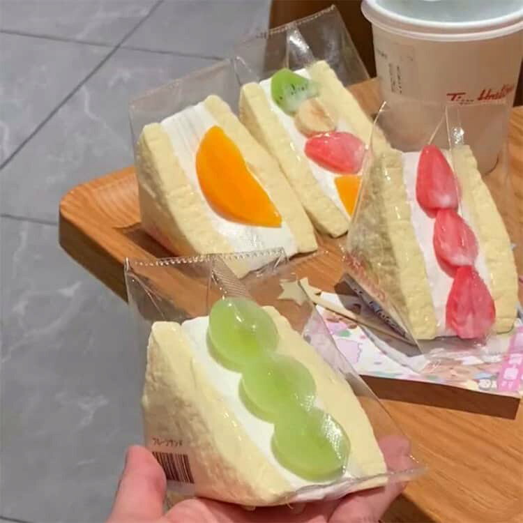 大きいパン スクイーズ玩具 ストレス解消 かわいい パン型 スクイーズ ぷにぷに おもちゃ 低反発 癒しグッズ 食べ物 フィジェットトイ もちもち 柔らかい 子供 大人 プレゼント ギフト かわいい雑貨 スクイーズおもちゃ デスク用 癒し ふわふわ yorozuyahonntenn-10024105 ヨロズヤホンテン サンプル画像2