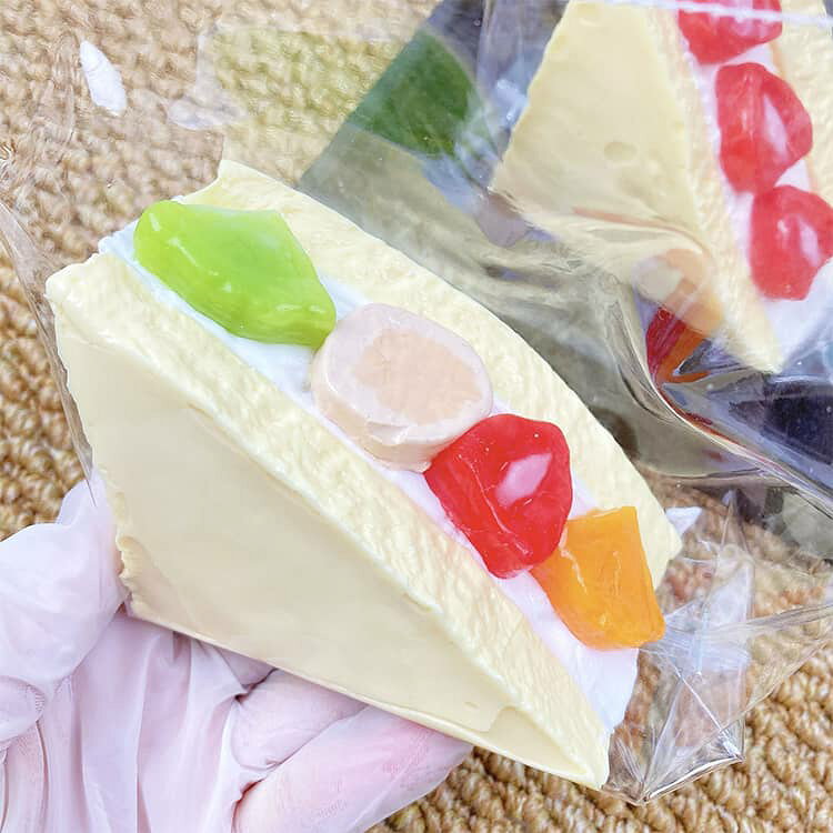 大きいパン スクイーズ玩具 ストレス解消 かわいい パン型 スクイーズ ぷにぷに おもちゃ 低反発 癒しグッズ 食べ物 フィジェットトイ もちもち 柔らかい 子供 大人 プレゼント ギフト かわいい雑貨 スクイーズおもちゃ デスク用 癒し ふわふわ yorozuyahonntenn-10024105 ヨロズヤホンテン サンプル画像3