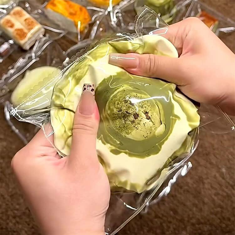 濃厚抹茶プリン 水感スクイーズ スクイーズ ぷにぷに スクイーズ 水感 低反発 ふわふわ 肉球 感触 おもちゃ 肉球 感触 プッシュ 食品サンプル 握って遊ぶ お菓子 ストレス解消 子供 こども オシャレ 減圧 デザート そっくり 癒し 指の運動 yorozuyahonntenn-10024287 ヨロズヤホンテン サンプル画像2