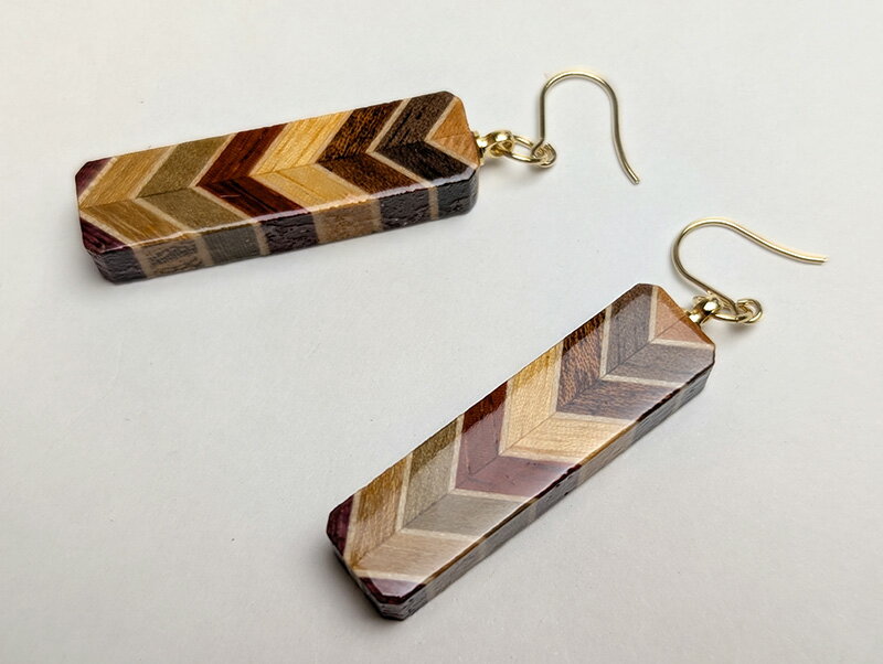 寄木細工のピアスです。 材質：木材 【備考】天然の素材を用いた手作り品のため、色・柄・大きさはホームページ上の写真や表記と異なる場合がございます。