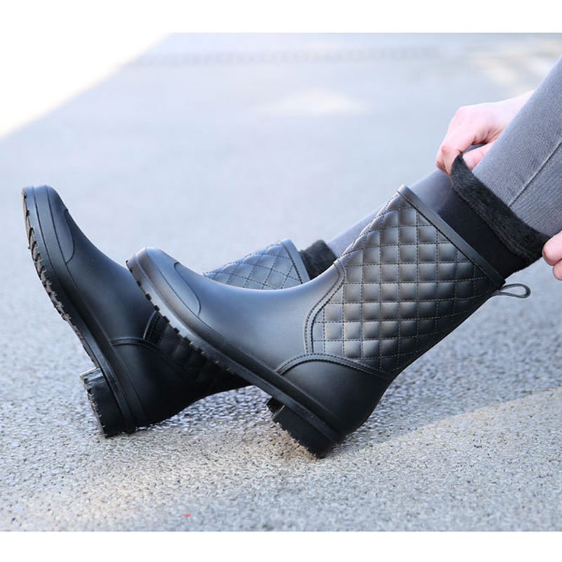 表地：PVCメイン素材：PVC【おしゃれ】シンプルで、どんなコーデにもぴったり合うデザイン、晴れの日にも靴のように履きます。【防水】優れた防水効果のある素材を使用し、雨天時はもちろん、レジャーやアウトドアにも活躍する長靴です。【軽量&歩きやすい】非常に柔らかい素材なので、長い時間の歩行や作業も快適！折り畳みが可能で、持ち運びにも便利です。一般的な長靴より軽量なので、動きやすく、長時間履いても疲れにくいです。【滑らない】凹凸ある靴底で雨の日も安心！おしゃれだけど機能性もしっかりなのがポイントです！【ご注意】ご購入前に、【サイズ】・【カラー】・【価格】・【数量】・【お客様情報】等、ご注文内容にお間違いがないか必ずご確認ください。レインブーツ 折りたたみ レディース 防水 長靴 ミドル丈 おしゃれ レインシューズ ショート かわいい きれいめ 軽量 滑りにくい 梅雨 雪 収納 雨 雨靴 大雨 ○街中でも履けるおしゃれなレインブーツ。 ■雨の日以外も履きたくなちゃうような普通のブーツのようなデザインです。 ○ちょっとプラスなデザインがちょどいい。 ■凹凸ある靴底で雨の日も安心！おしゃれだけど機能性もしっかりなのがポイントです！ ○軽量でしっかり防水レインシューズです！長時間着用した時の疲労を軽減します。耐久性の高品質の天然ゴムを採用して、通気性もいい、悪天気にも足がびちょびちょにならなくて、本当に快適です。 【注意事項】 ※サイズ表記は手作業にて行っておりますので、 実物と若干の誤差が生じる場合があります。 ※商品画像と実際の色は、撮影の状況・モニターの表示等により若干異なる場合がございます。ご理解の上、ご購入いただけますようお願いいたします。 レインシューズ レディース おしゃれ 可愛い ロング 完全防水 長靴 ガーデニング 花柄 雪 軽量 女の子 レインブーツ 雨 台風 雨靴 歩きやすい かわいい 滑り止め ショートブーツ 防水 梅雨対策 柔らかい お洒落 カジュアル 靴 ローファー 透湿性 折りたたみ ショート 超軽量 釣り 花見 超軽量ハイブリッドeva ショート丈 園芸 作業 晴雨兼用 ヒール 農作業 軽い 22.5 ファームブーツ 女子 ロングタイプ 農業女子 軽 滑らない 防寒 疲れにくい 滑らないロング 冬 園芸用 大きい 暖かい 履き口広め 幅広 ゴム レディースレインシューズ 柔らか 晴雨兼用靴 作業用 安全雨靴厨房靴 レディース 黒 白 厨房長靴レディース 厨房長靴白 女性用 安い コックシューズ 滑らない ワークマン 靴 防水厨房靴 滑り止め調理靴 農作業靴 作業靴 軽量 耐油 レインブーツ ショート キッズ メンズ おしゃれ レインシューズ 通勤 軽い オシャレ ビジネス 女の子 23cm 防滑 22cm ジュニア 長靴 防水 雨靴 梅雨 レインシューズ レインブーツ メンズ レディース 完全防水 滑り止め 男女兼用 ショートブーツ 防水 おしゃれ 梅雨対策 柔らかい 軽量 歩きやすい お洒落 3e ブーツ レディース 厚底 歩きやすい 冬 かわいい 軽量 ショート ブラウン 防水 防滑 おしゃれ ロング 雪 すべらない ヒール 冬 白 黒 歩きやすい 幅広 ローヒール 雨靴 レディース 軽量 おしゃれ 柔らか 完全防水 晴雨兼用靴 幅広 ヒール パンプス 作業用 安全雨靴 レインブーツ レインシューズ 防水 ショートブーツ レースアップ 日本製 レインブーツ レディース ショート おしゃれ レインシューズ キッズ メンズ ショート 通勤 軽い オシャレ ビジネス 幅広 滑らない エナメル ロング 軽量 スニーカー レインブーツ ショート 防滑 メンズ レインシューズ 長靴 雨靴 防水 カジュアル 滑りにくい シンプル 黒 ショート丈 ビジネス 大きいサイズ 台風 通勤 レディース長靴 レディース 軽量 疲れにくい 滑らない ショート おしゃれ 雪 農作業 滑らないロング ガーデニング 開口部が広い 冬 ロング かわいい 園芸用 大きい 防寒 冬 レインブーツ レディース 軽量 折りたたみ ショート レインシューズ メンズ 超軽量 釣り 花見 雨靴 長靴 超軽量ハイブリッドeva ショート丈 園芸 作業 歩きやすい 晴雨兼用 レインシューズ レディース おしゃれ 可愛い ロング 完全防水 長靴 ガーデニング 花柄 雪 軽量 女の子 レインブーツ 雨 台風 雨靴 軽量 歩きやすい かわいい レインブーツ レディース 防水 防寒 完全防水 ジョッキー ロング レインシューズ 雪 防滑 ロング 滑らない おしゃれ 長靴 ロング丈 チャコール ブラック 長靴 レディース 雪 滑らない 暖かい 履き口広め 防寒 雨 おしゃれ 防水 幅広 完全防水 軽量 22.5 軽い 金具付き 冬 セール ロング ゴム 暖かい レディースレインシューズ 長靴 レディース 農作業 軽量 ロング 日本製 ショート 軽い 22.5 ファームブーツ 女子 ロングタイプ 農業女子 ガーデニング 雪 軽 防水 おしゃれ かわいい 滑らない 防寒 ボア レインシューズ レディース 軽量 歩きやすい レインブーツ 防水 長靴 かわいい おしゃれ カジュアル 靴 ローファー 防水 透湿性 防水 ショートブーツ 雨靴 完全防水 レインブーツ レディース ショート おしゃれ 軽量 長靴 超軽量ハイブリッドeva レディース ショート丈 園芸 作業 釣り メンズ 超軽量 花見 雨靴 ヒール ヒール高め ヒール付き レインブーツ レディース 軽量 おしゃれ レインシューズ メンズ レディース 完全防水 滑り止め 男女兼用 ショートブーツ 防水 おしゃれ 梅雨対策 柔らかい 軽量 日本製