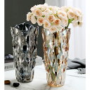 メイン素材：ガラス素材：ガラス 色：グレー、ゴールド サイズ：口径×底面直径×高さ：小さい：13*8*24.5cm、大きい：14.5*8.5*29.5cm。北欧風の花瓶は、さまざまなインテリアの家にぴったりです。さまざまな花に適しています。ガラスも綺麗だし 使いやすい、シンプルなデザインです。花だけでなく、葉もの、枝もの、実ものにもおすすめです。水の替え時がわかりやすいガラス製 陶器製のフラワーベースは中が見えないため、水が悪くなっても気づけず花を駄目にしてしまうことも。ガラス製の花器は、水のにごり具合で替え時がわかります。部屋の飾るだけでなく店の飾り、結婚式、イベント、パーティー、オフィス、プレゼントなどいろいろな場合で大活躍です。商品名: ガラス花瓶 素材: ガラス サイズ：口径×底面直径×高さ：小さい：13*8*24.5cm、大きい：14.5*8.5*29.5cm 場所: 窓辺、玄関、寝室、書斎など クリア 独特なデザイン 北欧らしいシンプルなフラワーベース。独創性のあるデザインなのに飾る花の個性も消さないのが不思議な魅力 ガラスボトル 水耕栽培 インテリア飾り 安定感が良いでどんな花にも合うガラス花瓶です。使いやすい、シンプルなデザインです。 花だけでなく、葉もの、枝もの、実ものにもおすすめです。 透明感 使いやすい、シンプルなデザイン 透明なので花瓶内の茎も涼やかに映えます。空間を華やかに演出してくれます。 お花などを生けて楽しむ方への贈り物にいかがでしょうか お花を飾って華やかなお部屋に！ 透明なガラスは花の色を引き立てるので、季節に関係なく置いておけるのもポイント。花で季節を楽しむのにぴったりです。 安定性あり フラワーべースの底が厚く、重くなっているので安定感があり、見た目もスッキリしています。 洗いやすい ほこりがついていても、ティシューやタオルで軽く拭くだけで、きれいになります。 幅広い用途 生け花、水耕栽培、造花に適しています。おしゃれなデザインで、お部屋、オフィス、お店、キッチン、和室、ホテル、書斎などに置いて綺麗な飾りになります。記念日、誕生日、お祝い日の場合にご家族、お友達、先輩、彼女への素敵なギフトとしてお勧めます。 注意: ☆長期間水を入れたまま、または汚れたまま放置すると、汚れが取れなくなる可能性がございます。また、長期間直射日光の当たる場所や火気の近くで使用する場合、変色や変形して壊れやすくなる可能性がございます。 ☆ヒビ割れや変形の可能性がございますので、ベンジンやシンナー等の有機溶剤やガラスコーティング剤はご使用にならないでください。 ☆表面に細かなしわや小さな気泡がみられる場合がございますが、ガラスという素材の特性や製造工程の中で発生するものですのでご了承ください。 ☆耐熱ガラスではありませんので、熱いものを入れると壊れてけがをする恐れがあります。 ☆撮影角度や光の関係により、測定器によって色収差が小さく、小さい場合があります。エラーが発生する場合があります。 ☆測定データに若干のずれがありますのでご了承ください。 1-2cmのずれがある場合がありますので、実際の商品をご参照ください。許しを請う。花瓶 安定 クリア 倒れない 母の日 父の日 敬老の日 バレンタインデー ホワイトデー クリスマス 誕生日 記念日 退職祝い 送別会 還暦祝い 結婚記念日 親孝行 就職祝い 花瓶 ガラス おしゃれ 厚 くする 硝子 オシャレ 14.5*8.5*29.5cm 大きな口 グラデーション 居間 ホテル アレンジ ユニーク オフィス 広いフラワー カフェ エレガント 花入れ 花瓶 大きい 飾り インテリア雑貨 園芸用品 園芸 卓上 玄関 お部屋 室内 オシャレ 植物 観葉植物 ツタ アイビー 造花 ちょっと飾る ディスプレイ 飾り ギフト プレゼント 花瓶 80代 春 夏 秋 冬 造花 ドライフラワー プリザーブドフラワー 人工観葉植物 アレンジメント 高級造花 アーティフィシャルフラワー アートフラワー 花瓶 披露宴 お祝い 御祝 結婚式 結婚祝い 出産祝い 入園祝い 入学祝い 卒園祝い 卒業祝い 成人式 就職祝い 昇進祝い 新築祝い 上棟祝い 引っ越し祝い 引越し祝い 開店祝い 花瓶 洗いやすい 口が広い 贈り物 グッズ 北欧 人気 おすすめ クリア 透明感 金 茶 ゴールド ブラウン モノトーン コーデ 多肉植物 多肉 ガラス瓶 シンプル フラワーベース 花瓶 ホルムガード フローラ ベース花瓶 ブルー ウェディングギフト ブライダルギフト クリスマスギフト プレゼント バレンタインデー ホワイトデー 内祝 内祝い 花瓶 父の日 母の日 敬老の日 記念品 卒業記念品 定年退職記念品 ゴルフコンペ コンペ景品 景品 賞品 粗品 お香典返し 香典返し 志 満中陰志 弔事 会葬御礼 法要 花瓶 高さ40cm以上 高さ10cm 高さ12 高さ15cm 高さ20cm 高さ30cm 高さ50cm以上 高さ50cm 高さ50センチ 高さ5センチ ブルーグリーン ブルーミー 筒 花瓶 青 グレー 灰色 モノトーン コーデ 多肉植物 多肉 おしゃれ オシャレ かわいい 可愛い 人気 かっこいい シンプル カフェ レストラン パーティー ランキング 業務用 花瓶 記念日 バレンタイン ホワイトデー 母の日 クリスマス 合格祝い 出産祝い 社会人 就職祝い 引っ越し 新生活 アンティカフェ 花瓶 おしゃれ 陶器 磁器 一輪挿し 大きい 花瓶 水耕栽培 水色 水耕 ワイヤー ワイヤー付き ワンピース ワイド ブリキ 40cm以上 45cm 41cm 壁 1輪挿し グレージュ 白磁 花器 横長 生け花 池坊 フラワーアレンジ 花瓶 高校生 中学生 大学生 敬老の日 お中元 男の子 父 父の日 夫 弟 兄 男性 おじいちゃん 祖父 10代 20代 30代 40代 50代 60代 70代 花瓶 手吹き 一輪挿し 北欧食器 ギフト 花瓶 フラワーベース 北欧 かわいい 小さい 花びん 小 瓶 かわいい 可愛い ビン 高さ15cm リボン 花器 かびん 玄関 リビング 食卓 ミニ 15cm プレゼント 人気 ちいさめ 花瓶 夏 春 秋 冬 gift ラッピング 人気 大人気 誕生日プレゼント お誕生日 プレゼント お祝い 母の日 ギフト プレゼント おしゃれ お洒落 オシャレ かわいい 贈り物 花瓶 法要引き出物 法要引出物 法事 法事引き出物 法事引出物 忌明け 四十九日 七七日忌明け志 一周忌 三回忌 回忌法要 偲び草 粗供養 初盆 供物 お供え お中元 御中元 花瓶 新居祝い お歳暮 お中元 転職祝い 入学祝い 高校 大学 茶寿 半寿 白寿 百寿 暑中見舞い 寒中見舞い 開業祝い オープン祝い 女性 女の子 女友達 男性 男の子 母 ママ 花瓶 グラス セール ファッション 個性的 ペア セット アウトレット 服装 セット コーディネート 壁飾り 壁掛け アート キャンドル タペストリー 円柱 花器 シンプル 花瓶 根っこ 造花 ちょっと飾る ディスプレイ 飾り ギフト プレゼント 洗いやすい 口が広い 贈り物 グッズ 北欧 人気 おすすめ インスタ インスタ映え クリア 透明感 花瓶 インテリア おしゃれ オシャレ お洒落 可愛い かわいい カフェ 事務所 オフィス 部屋 リビング プレゼント ギフト 贈り物 誕生日 バースデー シンプル クリア 花瓶 大 20cm 円筒 高さ80cm 30センチ 大理石 大型 和風 ミニ フラワーベース 3点セット小さめ 和風花瓶 青磁 青 壺 重い シール 細い 木製 小さいサイズ仏壇 花瓶 モダン クラシック ヴィンテージ風 ヨーロピアン アンティーク ナチュラル きれいめ ラグジュアリー 上品 高級 シンプル 流行 春夏 秋冬 オールシーズン ファッション 花瓶 ス ポット 使いやすい 硝子 グラス スリム ベーシック モダン 花 シンプル 新春 謹賀新年 新年 贈り物 心機一転 模様替え 新生活 気分上がる 気分転換リラックス 花瓶 花瓶 ト グリーン フェイスグリーン インテリア かわいい おしゃれ オシャレ 大人かわいい 自宅 リビング 寝室 子供部屋 キッチン 洗面所 トイレ 玄関 ゲストルーム 花瓶 お祝い返し 引き出物 引出物 結婚引き出物 結婚引出物 結婚内祝い 出産内祝い 卒業内祝い 就職内祝い 新築内祝い 引越し内祝い 快気内祝い 開店内祝い 二次会 花瓶 40 45 60 花瓶 おしゃれ 一輪挿し 北欧 ゴールド 小さめ セラミック プラスチック 白 小さい 大きい 割れない 陶器 陶器ピンク 陶器大 黒 ドライフラワー 30cm 50cm 花瓶 成人祝い 昇進祝い 卒業祝い 結婚祝い 古希 米寿 銀婚式 金婚式 喜寿 傘寿 出産祝い プロポーズ ウエディング 入園祝い 引越祝い お見舞い 入学祝い 新築祝い 花瓶 カフェ 北欧 和モダン おつまみ デザート スイーツ おしゃれ オシャレ かわいい カワイイ シンプル 業務用 一人暮らし 1人暮らし 人用 朝食 ランチ 夕食 持ちやすい花瓶 小さいサイズクリスタル 小さいサイズ モダン 大きめ マット 壁掛け 仏壇 オシャレ 長い 陶器 高級 高さ40cm 大きいサイズ 枝もの 浅い 花 造花 竹 花瓶 可愛い かわいい 引っ越し祝い 結婚祝い ドライフラワー 生け花 花瓶 おしゃれ 花瓶 ガラス 花瓶 一輪挿し かびん 北欧 かびん フラワーベース 花器 ガラス 金縁 花瓶 引き出物 内祝い 新築祝い 出産祝い 開業祝い 就職祝い 新社会人 クリスマス 新生活 誕生日 焼き物 陶磁器 花瓶 花びん かびん フラワーベース インテリア 置物 花瓶 父 パパ 息子 娘 祖母 おばあちゃん 祖父 おじいちゃん 叔母 叔父 姑 舅 甥 姪 兄 弟 姉 妹 親族 親戚 身内 友達 同僚 ビジネス 10代 20代 30代 40代 50代 60代 70代 花瓶 一輪指し ミニ 小さいスモール 花瓶 花器 花瓶 花瓶 青磁 一輪指し ミニ 小さいスモール 花瓶 花器 花瓶 花瓶 花器 花瓶 花瓶 花器 花瓶 フラワーベース 花瓶 陶器 白 花瓶 50cm割れない セット ガラス 40cm 40センチ 木 倒れない 割れない高さ30cm以上 透明 ピンク 丸 円柱 四角 丸型 丸い 丸くて低いフラワーベース ブルー 花瓶 本 プラ 広口 赤 オレンジ色 オレンジ 花びん l ブラウン ブラック グレー アイアン スクエア 低い 小 アンティーク ホワイト 水盤 フレーム インテリア 手作り 花瓶 ギフトセット セット 詰め合わせ 贈答品 お返し お礼 御礼 ごあいさつ ご挨拶 御挨拶 プレゼント お見舞い お見舞御礼 お餞別 引越し 引越しご挨拶 記念日 誕生日 花瓶 試験管 枝物用 ラタン リサイクル 床置き 緑 倒れにくい 大き目 韓国 ナチュラル アンバー アレンジメント アニマル アジアン アート 大 小さい 小さめ 新生活 花瓶 小物 エクステリア フィンランド スウェーデン ノルウェー デンマーク 花瓶 フラワーベース 花びん 花器 ガラス瓶 植物 花 フラワー 生け花 観葉植物 透明 ガラス 花瓶 お歳暮 御歳暮 お年賀 御年賀 残暑見舞い 年始挨拶 花器 フラワーベース 花入れ 花束 廊下 玄関 和室 エントランス 花束 中型 造花 シンプル 和風 陶器 磁器 陶磁器 花瓶 小さい ミニ ガラス 白 かびん 花器 プレゼント 贈り物 青磁 龍泉青磁 窯 焼き 花瓶 一輪挿し 高級 綺麗 可愛い 美しい 器形 人気 花瓶 青磁 一輪指し 花瓶 青磁 花瓶 文房具 収納 フラワーベース 造花 人気 ギフト 記念品 撮影 小物 オブジェ 置き物 置物 花瓶 おしゃれ ガラス 小さめ 倒れにくい ミニサイズ 透明 円柱 花器 花瓶 北欧 北欧風 韓国 韓国スタイル 韓国風 韓流 コリアンスタイル 食器 お皿 ギフト プレゼント お祝い 贈り物 新婚 結婚祝い 母の日 父の日 敬老の日 お中元 お歳暮 花瓶 陶器皿 華道 ミニサイズ 薔薇 クリア パープル シンプル 特大 広い ガラスベース 浅型 観葉植物 サイズ 金属 枝物 ギフト 北欧 ヨーロッパ 仏壇用 ガラス おしゃれ 花瓶 硝子 花器 ガラスボトル 北欧 おしゃれ 広口 生け花 リビング 水耕栽培 ゴールド 24.5cm フラワーベース ガラスベース 置き物 花びん モダン 透明 かびん シンプル 花瓶 新生活 記念日 新婚 結婚祝い 引き出物 引っ越し祝い 新築祝い 開店祝い 退職祝い 内祝い お返し 誕生日 出産祝い 快気祝い 贈り物 インテリア テーブルアクセサリー