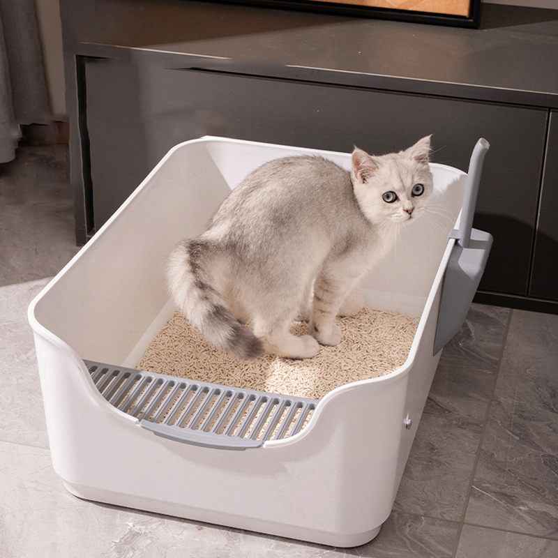 表地素材：プラスチック内部素材：プラスチックサイズ：37*50*20cm。 動物行動学に基づいたサイズ設計! ネコちゃんが選んだゆったりサイズ。猫でも身体の大きな猫ちゃんもすっぽりいるベーシックタイプの猫トイレです！大きくて動けない新生児の子猫でも簡単に入ることができる子猫用トイレパンペダルのデザイン。漏れ止めのペダルは、猫の前足で砂が運び出されるのを防ぎ、床を清潔に保つことができます。高い壁が猫砂やおしっこの飛び散りを防いでくれます。猫ちゃんは壁に向かってスプレーする習性があるので、ガードが高いトイレはスプレー対策に効果的です。掃除しやすい：フタはないタイプなので、とても掃除しやすい、お手入れも隅々まで出来て清潔に使えるお手入れ便利、洗浄後は必ず乾燥させて使用してください。本品は長方形に近い形状をしています。同じ空間では、矩形の体積が楕円形より少なくとも30%多いになるので、スペースを取らずに猫砂を32パーセント多く入れることができます。 愛しい子ねこに思いやり設計。インテリアに馴染むカラーで、猫と過ごすおしゃれ空間を演出。 シンプルなデザインで置き場所も選ばず愛猫も出入りしやすく使い勝手がとても良さそうです。周りが囲まれているので、落ち着いて排泄できます。 ニオわない、キレイ続く猫用のシステムトイレ 。普段は専用スコップを使ってウンチはそのまま、おしっこは固まったらすくって取り除けばおしまいです。ウンチをした場合は早く取り除いてください。 シンプルな構造で掃除がしやすい。滑らかな内壁、シンプルな構造、お手入れが簡単な子猫用トイレパンを備えた猫用トイレ。移動が簡単で、再利用可能です。 水でさっと洗えるので掃除が楽になり。いつでも清潔に使用できます。洗った後は、完全に乾かしてからご利用下さい。 暖房器具等のそばに置いたり、熱湯をかけたりしない。人やペットのやけど、火災、製品の変形等の恐れがある。 本製品は猫トイレ本体のみですので、事前にご了承ください。 ディスプレイとライトの効果によって、物品の実際の色は画像に表示されている色と少し異なる可能性があります。 手動測定のため、2~5 cmの測定偏差を許容してください。ご理解ありがとうございます！ 猫トイレ 猫用トイレシート 猫用トイレ本体 猫用トイレマット 猫用トイレ砂 猫用トイレ ドーム 猫用トイレ フルカバー 猫用トイレ カバー 猫用トイレ 猫用トイレ 猫用トイレ本体 掃除簡単 お出かけ用 猫トイレ ニャンとも清潔トイレ 脱臭 抗菌シート 猫用システムトイレシート システムトイレ用 猫 トイレ 小さめ 成猫用 猫用トイレ 小さめ 猫用トイレ システム 猫用トイレ カバー 大きい猫用トイレ 猫砂 自動トイレ用 猫用トイレ 完全密閉 猫用トイレ 可愛い 猫用トイレ本体 シンプルタイプ ライトベージュ 成猫用 上から猫トイレシステムタイプ 猫トイレ おしゃれ 猫用トイレ シート 猫用トイレ 普通トイレ兼用 猫用トイレ 砂飛び散らない 組み立てしやすい ステンレス 猫用トイレ スコップ 猫用トイレ 掃除 猫用トイレ 縦型 コンパクト 大きい猫用トイレ猫用ケージ トイレ付き 脱臭 大容量 大きめの粒 システムトイレ用 猫用けーじトイレ付き 猫用トイレ 黒 猫トイレくずれる砂用 猫用トイレ 猫用けーじトイレ付き 大きめ 猫用トイレ 完全密閉