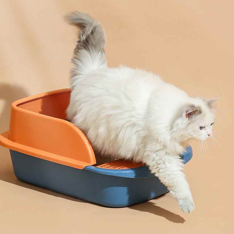 表地素材：プラスチック内部素材：プラスチックサイズ：45*30*18cm 52*36*22cm。猫ちゃんはトイレ好きなので、トイレが汚いとそれだけでストレスになります。できるだけきれいな環境を用意するためにも大型トイレを使用してみては。大きくて動けない新生児の子猫でも簡単に入ることができる子猫用トイレパンペダルのデザイン。漏れ止めのペダルは、猫の前足で砂が運び出されるのを防ぎ、床を清潔に保つことができます。フレーム付き猫用トイレは側面が高く、飛沫防止ガードを作り、猫砂のこぼれを減らしながら猫のプライバシーも確保します。高さのあるフレームが追加されたため、猫砂がトレイから飛び出すのを防ぎます。シンプルな構造でお手入れもラクラク！丸洗い出来ていつでも清潔。毎日使うものだから、いつも清潔にしておきたいのがトイレです。洗った後は、完全に乾かしてからご利用下さい。とにかく配色がかわいいんです。ベーシックなカラーから遊び心いっぱいのカラーまで取り揃えています。明るいカラーのトイレはインテリアのアクセントになり、とってもおしゃれです。 愛しい子ねこに思いやり設計。インテリアに馴染むカラーで、猫と過ごすおしゃれ空間を演出。 シンプルなデザインで置き場所も選ばず愛猫も出入りしやすく使い勝手がとても良さそうです。周りが囲まれているので、落ち着いて排泄できます。 ニオわない、キレイ続く猫用のシステムトイレ 。普段は専用スコップを使ってウンチはそのまま、おしっこは固まったらすくって取り除けばおしまいです。ウンチをした場合は早く取り除いてください。 シンプルな構造で掃除がしやすい。滑らかな内壁、シンプルな構造、お手入れが簡単な子猫用トイレパンを備えた猫用トイレ。移動が簡単で、再利用可能です。 水でさっと洗えるので掃除が楽になり。いつでも清潔に使用できます。洗った後は、完全に乾かしてからご利用下さい。 暖房器具等のそばに置いたり、熱湯をかけたりしない。人やペットのやけど、火災、製品の変形等の恐れがある。 本製品は猫トイレ本体のみですので、事前にご了承ください。 ディスプレイとライトの効果によって、物品の実際の色は画像に表示されている色と少し異なる可能性があります。 手動測定のため、2~5 cmの測定偏差を許容してください。ご理解ありがとうございます！ 大きい猫用トイレ 猫砂 自動トイレ用 猫用トイレ 完全密閉 猫用トイレ 可愛い 猫用トイレ本体 シンプルタイプ ライトベージュ 成猫用 上から猫トイレシステムタイプ 猫トイレ おしゃれ お出かけ用 猫トイレ ニャンとも清潔トイレ 脱臭 抗菌シート 猫用システムトイレシート システムトイレ用 猫 トイレ 小さめ 成猫用 猫用トイレ 小さめ 猫用トイレ システム 猫用トイレ カバー 猫トイレ 猫用トイレシート 猫用トイレ本体 猫用トイレマット 猫用トイレ砂 猫用トイレ ドーム 猫用トイレ フルカバー 猫用トイレ カバー 猫用トイレ 猫用トイレ 猫用トイレ本体 掃除簡単 猫用トイレ シート 猫用トイレ 普通トイレ兼用 猫用トイレ 砂飛び散らない 組み立てしやすい ステンレス 猫用トイレ スコップ 猫用トイレ 掃除 猫用トイレ 縦型 コンパクト 大きい猫用トイレ猫用ケージ トイレ付き 脱臭 大容量 大きめの粒 システムトイレ用 猫用けーじトイレ付き 猫用トイレ 黒 猫トイレくずれる砂用 猫用トイレ 猫用けーじトイレ付き 大きめ 猫用トイレ 完全密閉
