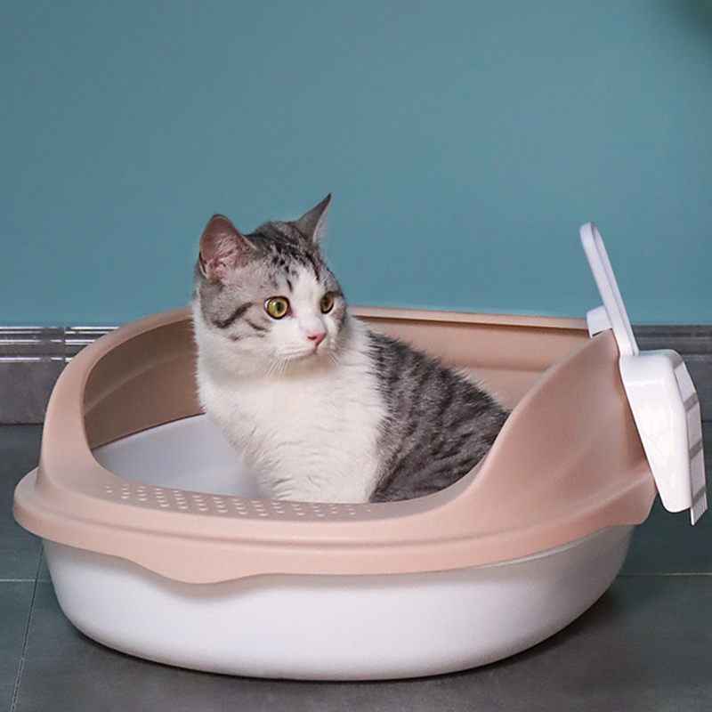 表地素材：プラスチック内部素材：プラスチックサイズ：38*31*13cm 45*37*16cm 52*43*18cm。大型猫や多頭飼いのオーナーさんの大きなトイレが欲しい！というご要望に応えるべく、大容量のオープンタイプが登場しました。猫トイレ本体の上蓋は少なくとも1/3の高さを増やしました。フレーム付き猫用トイレは側面が高く、飛沫防止ガードを作り、猫砂のこぼれを減らしながら猫のプライバシーも確保します。フレーム付きのハイサイド猫用トイレ、快適なホールドで移動しやすく、お手入れが簡単、再利用可能。毎日使うものだから、いつも清潔にしておきたいのがトイレです。ハーフカバーは砂返し付きで、砂が猫の足の裏に付着してトイレの外に持ち出すのを防止できます。通気性、臭いものがすぐ発散できるため、いつも猫トイレの衛生を保てる。愛猫が落ち着ける場所にトイレを置きます。水平で安定した場所に設置してください。ネコちゃんがオシッコ、ウンチをしたら、固まった部分を付属のスコップで取り除き。 愛しい子ねこに思いやり設計。インテリアに馴染むカラーで、猫と過ごすおしゃれ空間を演出。 シンプルなデザインで置き場所も選ばず愛猫も出入りしやすく使い勝手がとても良さそうです。周りが囲まれているので、落ち着いて排泄できます。 ニオわない、キレイ続く猫用のシステムトイレ 。普段は専用スコップを使ってウンチはそのまま、おしっこは固まったらすくって取り除けばおしまいです。ウンチをした場合は早く取り除いてください。 シンプルな構造で掃除がしやすい。滑らかな内壁、シンプルな構造、お手入れが簡単な子猫用トイレパンを備えた猫用トイレ。移動が簡単で、再利用可能です。 水でさっと洗えるので掃除が楽になり。いつでも清潔に使用できます。洗った後は、完全に乾かしてからご利用下さい。 暖房器具等のそばに置いたり、熱湯をかけたりしない。人やペットのやけど、火災、製品の変形等の恐れがある。 本製品は猫トイレ本体のみですので、事前にご了承ください。 ディスプレイとライトの効果によって、物品の実際の色は画像に表示されている色と少し異なる可能性があります。 手動測定のため、2~5 cmの測定偏差を許容してください。ご理解ありがとうございます！ 猫用トイレ シート 猫用トイレ 普通トイレ兼用 猫用トイレ 砂飛び散らない 組み立てしやすい ステンレス 猫用トイレ スコップ 猫用トイレ 掃除 猫用トイレ 縦型 コンパクト 大きい猫用トイレ猫トイレ 猫用トイレシート 猫用トイレ本体 猫用トイレマット 猫用トイレ砂 猫用トイレ ドーム 猫用トイレ フルカバー 猫用トイレ カバー 猫用トイレ 猫用トイレ 猫用トイレ本体 掃除簡単 お出かけ用 猫トイレ ニャンとも清潔トイレ 脱臭 抗菌シート 猫用システムトイレシート システムトイレ用 猫 トイレ 小さめ 成猫用 猫用トイレ 小さめ 猫用トイレ システム 猫用トイレ カバー 猫用ケージ トイレ付き 脱臭 大容量 大きめの粒 システムトイレ用 猫用けーじトイレ付き 猫用トイレ 黒 猫トイレくずれる砂用 猫用トイレ 猫用けーじトイレ付き 大きめ 猫用トイレ 完全密閉 大きい猫用トイレ 猫砂 自動トイレ用 猫用トイレ 完全密閉 猫用トイレ 可愛い 猫用トイレ本体 シンプルタイプ ライトベージュ 成猫用 上から猫トイレシステムタイプ 猫トイレ おしゃれ