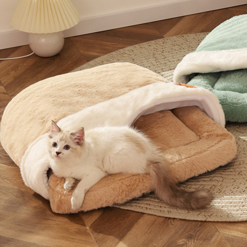 表地素材：ポリエステル内部素材：スエード詰め物素材：PP綿優質なPP綿をたっぷり充填されてるこのペットベッドはもこもこ、ふんわりとしていて、とても柔らかくて、弾力性抜群。愛犬愛猫に質の高い睡眠環境を作ることができます。猫ハウスと犬ハウスとして肌さわりが良く、柔らかさもあってふんわり快適 なペット用寝袋です。ふわふわ、あったか、触ると分かる質の良さ、優れる弾力性、愛犬愛猫の冬寒さ対策品として大人気のペットベッドです。底面生地に防水防湿材料を使用しております、地面からの湿気や水気等を遮断してくれます。黴菌などの繁殖を抑えてペットベッドの清潔を保つことができて安心のペットベッド。このペット用寝袋は水洗い可能なので、猫ちゃんやワンチャンに汚れられた場合、きれいに洗濯し、猫ベッドの清潔を保って細菌やダニの増殖を抑え、愛犬愛猫の健康を守ることができます。この簡単に使える夏のひんやりグッズはペット用犬小屋、ペットルーム、ソファ、カーシート、リビングルーム、寝室の床、カーペットなどのさまざまな場所にも使用できる。商品詳細 素材：スエード 特徴 【上質な素材】 高品質、高弾力のpp棉を採用し、暖かくて素晴らしい通気性があり中にpp綿がたっぷり入り、 保温性・通気性にも優れたので、 オールシーズン仕様です。 【通年利用】 季節に合わせて使い分けたり、季節を問わずオールシーズンお使いいただけます！ 【滑り止め】 底の部分が滑り止め付デザインで、どこにも安心に置くことができます。 【洗濯可能】 本品は洗濯可能です。ネコちゃんはきれい好きな動物なので、寝床の綺麗さを保つことも重要です。 【多彩な用途】 お家、オフィス、車内、アウトドアなど、様々なシーンで活躍します。 注意 ★ 本体のサイズがちょっと大きいので、簡易な包装でお送りいたします。 ▼お使いのモニターによっては、実際の色と若干異なって見える場合があります。 ▼実寸は素人採寸ですので、多少の誤差はご了承願います。犬用 猫用 小型犬 ペット用 ネコハウス オールシーズン ペットハウス ペットベッド 犬 猫 ハウス ドーム 室内 おしゃれ かわいい 通年 夏 冬レッド ブルー イヌ ネコ 動物 犬用ベッド 猫用ベッド 寝袋 クッション ペットベッド 三角 おしゃれ おもちゃ ボール付き あったか 猫 犬 寝ぶくろ 寝袋 クッション ペットベッド マット 猫 ベッド ドーム型猫ハウス ペットベッド キャットハウス ペット用寝袋 クッション ドーム型 こたつ 寝袋 秋冬用 室内用 洗える ぐっすり眠れる 多機能2WAY ペットベッド ペットマット 小型犬/中型犬/猫 ふわふわ 暖か 保温 PP綿材料 耐噛み 3サイズ 可 可愛い 寒さ対策 ペット用ソファー 室内 クッション 小型犬 スクエア 防寒 猫用 ペットベッド 犬用 ハウス ペットハウス 冬 小型犬 あったか 犬小屋 室内用 ハウス ベッド 猫 犬 ハウス ベッド 猫 犬 ハウス ベッド 冬ハウス ドーム 犬ベッド 犬小屋 冬寒さ対策 ペット用品 冬寒さ対策 小動物用 猫犬小動物用 室内用厚み 暖かい ペット用品 寝袋 室内用洗える ペットハウス クッション 寝具 布団 ソフト ペット用品 ペットハウス ペットベッド クッション マット 犬 猫ハウス ベッド ソファ 洗える柔らかい 夏冬 肌触り良い ぐっすり眠れる 寝床 屋内用　折り畳み 取り外し大型犬 暖かい キャットハウス 猫寝床 灰 布団 ソフト ウサギ 猫犬小動物用 ペット ベッド マット 猫 犬 布団 おふとぅん もぐりこみベッド ペットベッド 犬 猫 ふわふわ 犬 猫 ペット ベッド クッション ハウス ドーム ペットベット ドッグハウス 犬ベット 猫ベット 犬のベッド 猫のベッド 超小型犬 小型犬 チワワ プードル ダックス 秋用 ペットハウス クッション 猫ハウス マット 猫 こたつ ペットベッド猫 犬ベッド 犬小屋 ペット寝袋 犬用ベッド クッション 猫 あったかベッド 猫 寝袋 室内用 犬 ベッド 猫 ベッド かわいい愛犬の一戸建て テント型ベッド 被毛を保ちます 犬 猫 ベッドテントベッド Mサイズ アイドッグ クッション マット ハウス ドーム ペットベット 犬寝具 猫ベッド 春夏秋冬通用 角型 サイズ50cm、60cm 犬用品犬寝具 猫ベッド 春夏秋冬通用 ペットベッド 暖かい 小型犬 角型 クッションベッド サイズ50cm、60cm 犬用品 猫 ベッド ペット寝袋 犬 ペットハウス ドーム型 ペットベッド ペットハウス クッション 三角形 防湿 小型ペットクッション 四季用 ベッド犬猫用 小型犬 寝床 定番のスクエア型ベットです ペット ベット 犬 冬 猫 ネコ ペット用品 あったか グッズ ペット ベット スクエアーベット 犬 冬 猫 ネコ ペット用品 あったか グッズ 暖か 暖かい ペットベッド ペットソファー 犬 猫 マット スクエア型 ペットクッション 洗える フランネル チエック柄 ふわふわ 暖かい 秋冬用 ブラウン 犬ベット 洗える 中型犬 小型犬犬 猫 クッション ソファ 犬クッション クッション犬ペットプロ ペットプロ ベッド Mサイズ 犬 猫 クッション ソファ ペットベッド ペット 犬用 猫ベッド 愛犬愛猫 猫 ベッド ペット用寝袋 保温防寒 あったか 冬用 洗える ドーム型猫ハウス 小型犬 猫用 多機能 秋冬用 犬猫ベッド もこもこ あったか ぐっすり眠れる 猫ハウス 寝袋 猫ハウス ふんわり 寒さ対策 お洒落 小型犬 猫用寝袋 ペットベッド クッション ドーム型 小屋 ハウス 小動物用 防寒保温 取り外し可 Lサイズ ふわふわ 秋冬 ペットベッド 犬 猫 洗える 猫ベッド 冬用 室内用 寒さ対策 ペットハウス 四季通用 スクエア型 滑り止め ペットクッション 保温防寒 ふわふわ 透気性 犬猫兼用 座布団 猫 ベッド ペット用寝袋 保温防寒 あったか 冬用 洗える ドーム型猫ハウス 小型犬 猫用 多機能 秋冬用 犬猫ベッド もこもこ あったか ぐっすり眠れる 猫ハウス ペット ベッド 小型犬 猫用 ペットハウス ドーム型ベッド オールシーズン 犬 猫 クッション 室内犬 ドーム 屋根つき 春 夏 秋 冬 さめ おもしろ 面白 小屋。ペット ベッド ペット ベッド ペットベッド マット クッション 綿 Sサイズ 犬用 猫用 寝床 保温 防寒 ふかふか 滑り止め ブルー 敬老の日 ギフト 安眠 ぐっすり眠れる ふわふわ 猫ベッド 猫用 ペットベッド 犬用 ハウス ペットハウス 冬 小型犬 あったか 犬小屋 室内用 ハウス ベッド 猫 犬 ハウス ベッド 猫 犬 ハウス ベッド 冬ハウス ドーム 犬ベッド ペット用 ベッド Mサイズ 冬用 冬 ベージュ おしゃれ かわいい あったか 角型 犬 猫 ベッド ペット クッション マット ソファ ベッド ハウス あったかグッズ ペット用 猫用 犬用 猫用 小型犬 ペット用 ネコハウス オールシーズン ペットハウス ペットベッド 犬 猫 ハウス ドーム 室内 おしゃれ かわいい 通年 夏 冬レッド ブルー イヌ ネコ 動物 犬小屋 室内 小型犬 猫ベッドおしゃれ 食べられちゃう 小型犬 猫用 ペットベット 犬のベッド 猫のベッド 室内 小型犬 猫ベッドおしゃれ ドッグハウス 室内用 秋冬 暖かい キャットハウス ネコベッド ネコ いぬ 猫寝床 寝具 布団 ソフト ウサギ 猫犬小動物用 室内用厚み 暖かい 冬寒さ対策 ペット用品 Lサイズ キャットハウス おもちゃ かわいい愛犬の一戸建て、テント型ベッド 健康で美しい皮膚・被毛を保ちますテントベッド Sサイズ クッション マット ハウス テント ドーム ペットベット 犬のベッド ペットベッド ペットソファー 犬 猫 マット スクエア型 ペットクッション 洗える フランネル チエック柄 ふわふわ 暖かい 秋冬用 おしゃれ ブラウン 洗濯 介護 犬ベッド ベッド 猫 犬 ペット用品 猫ぶくろ保温クッション 丸 ベルベット あったか ペットベッド 猫用ベッド 犬用ベッド 小型犬 春用 秋用 冬用 防寒 寒さ対策 ペット用 猫ハウス マット 猫 こたつ ペットベッド猫 犬ベッド 犬小屋 ペット寝袋 犬用ベッド クッション 猫 あったかベッド 猫 寝袋 室内用 おしゃれ 人気 可愛い ふわふわ 犬 ベッド 猫 ベッド かわいい愛犬の一戸建て テント型ベッド 迷彩 被毛を保ちます 犬 猫 ベッドテントベッド Mサイズ アイドッグ クッション マット ハウス ドーム 小型犬・チワワやトイプードルにもピッタリの小さ目サイズ Sサイズ 犬 猫 犬用 猫用 犬用品 猫用品 ベッド クッション 秋 冬 冬用 秋冬 愛犬 おしゃれ 小型犬 ふわふわ マット付き 食べられちゃう 小型犬 猫用 犬のベッド 猫のベッド ドッグハウス 秋用 冬用 猫のベッド 秋用 冬用ドッグハウス グレイ 折り畳み式ペット もぐりこんで暖か シェル型ふわふわモコモコペットベッドです 中綿がたくさん入っており厚みも十分 肌触りの良い起毛生地でお部屋にも溶け込みます 三角 ペット ベッド スクエア型 80 犬 イヌ ドッグ ワンちゃん 猫 ネコ ニャンコ 高級ベッド ウォッシャブル 洗える カバーリング シンプル おしゃれ 北欧 丸洗いOK ふかふか ペット ベッド 小型犬 猫用 ペットハウス ドーム型ベッド オールシーズン 犬 猫 クッション 室内犬 ドーム 屋根つき 春 夏 秋 冬 さめ おもしろ 面白 小屋 ペット ベッド おしゃれ 可愛い ふわふわ 暖かい 寝袋 室内用洗える 暖かい 冬寒さ対策 かわいい ペット ペット用 ネコベッド ネコ いぬ 猫寝床 寝具 室内用厚み 保温 おしゃれ ペット用 洗える ふわふわ 超ボリューム カウチベッド ペットベッド パピー 成犬 シニア Mサイズ ブラック Sサイズ Lサイズ 犬 猫 ワンちゃん 固綿 フランネル ゆったり テントペットドーム 犬ベッド ペットベットド ベッド ドームベッド 犬ベット 犬ベット ねこベット 犬 猫 おもちゃ付き ペット ペットグッズ ペット ペット用品 ペットハウス ペットハウス 猫 犬 ベッド 猫 犬 猫ベッド マット 犬用ベッド ペットベッド 犬 猫 兼用 ベッドマット 洗える 丸洗い可 清潔 お手入れしやすい ふわふわ ソフト ベッド ふんわり ペットベッド ペットソファー 犬 猫 マット スクエア型 ペットクッション 洗える フランネル チエック柄 ふわふわ 暖かい 秋冬用 ブルー M ペットマット クッションマット ペット ベッド 用 ペット用品 洗える ペット ベッド 用 ペット用品 洗える スクエアベッド Sサイズ 犬 猫 ベッド 犬用品・猫用品/クッション ペットベット ペットソファ