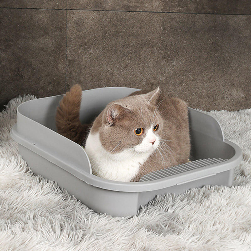 表地素材：プラスチック内部素材：プラスチックサイズ :42*29*13cm。ネコちゃんが選んだゆったりサイズ。子猫からシニアまで入りやすい入口、ネコちゃんのトイレ跡に気づきやすいオープンタイプです。大きくて動けない新生児の子猫でも簡単に入ることができる子猫用トイレパンペダルのデザイン。漏れ止めのペダルは、猫の前足で砂が運び出されるのを防ぎ、床を清潔に保つことができます。丸洗い出来ていつでも清潔。毎日使うものだから、いつも清潔にしておきたいのがトイレです。特にネコちゃんはキレイ好きなので、トイレが汚れていると用を足せない子もいるからお手入れは手軽に出来た方が便利ですよね。猫トイレはPP素材で作られ、耐久性、重複利用ができます。通気性、臭いものがすぐ発散できるため、いつも猫トイレの衛生を保てる、掃除時間を追跡し、空気循環を増やすことができます。本品は猫用です。猫以外には使用しないでください。本品は必ず水平で安定した場所に設置してください。本品は室内用です。屋外では使用しないでください。 愛しい子ねこに思いやり設計。インテリアに馴染むカラーで、猫と過ごすおしゃれ空間を演出。 シンプルなデザインで置き場所も選ばず愛猫も出入りしやすく使い勝手がとても良さそうです。周りが囲まれているので、落ち着いて排泄できます。 ニオわない、キレイ続く猫用のシステムトイレ 。普段は専用スコップを使ってウンチはそのまま、おしっこは固まったらすくって取り除けばおしまいです。ウンチをした場合は早く取り除いてください。 シンプルな構造で掃除がしやすい。滑らかな内壁、シンプルな構造、お手入れが簡単な子猫用トイレパンを備えた猫用トイレ。移動が簡単で、再利用可能です。 水でさっと洗えるので掃除が楽になり。いつでも清潔に使用できます。洗った後は、完全に乾かしてからご利用下さい。 暖房器具等のそばに置いたり、熱湯をかけたりしない。人やペットのやけど、火災、製品の変形等の恐れがある。 極めてシンプルで、おねこさまに心地のよい大きさインテリア猫トイレ。 ディスプレイとライトの効果によって、物品の実際の色は画像に表示されている色と少し異なる可能性があります。 手動測定のため、2~5 cmの測定偏差を許容してください。ご理解ありがとうございます！ 小柄な猫用 本体 上から猫トイレ 子猫 トイレ おしゃれ 清潔 掃除しやすい 足に砂残らない 無害無臭 飛び散らない 掃除簡単 持ち運び便利 収納可能 旅行 お出かけ 防災 避難 猫 トイレ 蓋付き 小型 猫 トイレ 蓋付き 折り畳み 猫 トイレ 持ち運び 猫トイレ スコップ 猫トイレ スコップ ケース付き 猫トイレ スコップ 大粒 猫トイレ砂 システムトイレ 猫用トイレ シート 猫用トイレ 普通トイレ兼用 猫用トイレ 砂飛び散らない 組み立てしやすい ステンレス 猫用トイレ スコップ 猫用トイレ 掃除 猫用トイレ 縦型 コンパクト 大きい猫用トイレ猫トイレ 猫用トイレシート 猫用トイレ本体 猫用トイレマット 猫用トイレ砂 猫用トイレ ドーム 猫用トイレ フルカバー 猫用トイレ カバー 猫用トイレ 猫用トイレ 猫用トイレ本体 掃除簡単 猫 トイレ 大型 フード付き 猫 トイレ マット 飛び散り防止 猫 トイレ マット 消臭 猫 トイレ マット 防水 猫 トイレ マット 御洒落 猫 トイレ マット 使い捨て 猫 トイレ 蓋付き 大型 猫用ケージ トイレ付き 脱臭 大容量 大きめの粒 システムトイレ用 猫用けーじトイレ付き 猫用トイレ 黒 猫トイレくずれる砂用 猫用トイレ 猫用けーじトイレ付き 大きめ 猫用トイレ 完全密閉 猫 トイレ 大型猫用 屋根付き 猫 トイレ 大型猫用 フタ付き 猫 トイレ 大型 システム 猫 トイレ 大型 ドーム 猫 トイレ 大型 引き出し 猫 トイレ 大型 大きい 猫 トイレ 大型 蓋付き お出かけ用 猫トイレ ニャンとも清潔トイレ 脱臭 抗菌シート 猫用システムトイレシート システムトイレ用 猫 トイレ 小さめ 成猫用 猫用トイレ 小さめ 猫用トイレ システム 猫用トイレ カバー 大きい猫用トイレ 猫砂 自動トイレ用 猫用トイレ 完全密閉 猫用トイレ 可愛い 猫用トイレ本体 シンプルタイプ ライトベージュ 成猫用 上から猫トイレシステムタイプ 猫トイレ おしゃれ 猫 トイレ 自動清掃 猫 トイレ 自動 多頭 猫 トイレ 自動 小型 猫 トイレ 自動 小さい 猫 トイレ 自動洗浄 猫 トイレ 家具 猫 ゴミ箱 自動トイレ 猫 自動トイレ 多頭飼い 塵袋