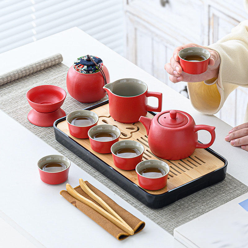 メイン素材：セラミック【サイズ】：style1=1ポット+6カップ+1茶海+1茶漏+1茶缶+1茶皿+収納バッグ 西施壷=長さ約12mc*高さ約7cm、容量約180ml ポット=長さ約12cm*高さ約7cm、容量約180ml 竜啓ポット=長さ約14cm*高さ約6cm、容量約180ml 九陶壷=長さ約13cm*高さ約9cm、容量約230ml 井戸壺=長さ約14cm*高さ約8cm、容量約250ml ツボ=長さ約12cm*高さ約14cm、容量約230ml サイドポット=長さ約17cm*高さ約8cm、容量約190ml ティーカップ=長さ約6cm*高さ約3.2cm、容量約45ml 茶海=長さ約11.5cm*高さ約6cm、容量約150ml ポット=長さ約8.6cm*高さ約9.3cm、容量約230ml 側把茶海=長さ約17cm*高さ約6cm、容量約150ml 収納バッグ=縦約34cm*高さ約20cm*横約13cm 【個数】：1件【茶器説明】茶壷--茶葉を入れる急須です。 茶海--茶壷で出したお茶を茶海に入れ味を均一化します。 茶杯--茶海に入れたお茶を茶杯に移しお茶を飲みます。【繊細な部分と携帯する茶器としての強度の両立】角度をシャープにすることで、唇の当たりを軽くしつつ、薄くしすぎない事で、持ち運ぶ茶器としての強度や扱いやすさを実現しています。【携帯に 茶器セット】アウトドアシーズンに重宝する茶器セットは、持ち運び方にも気を配られた便利なアイテムです。外出先で自由に好きなお茶を楽しめます。ギフト箱付きなので、ご自宅使いはもちろん、贈り物にもおすすめ。【結婚祝いや新築祝いなどのギフトに贈りたいティーセット】ご自宅用としてはもちろん、ご友人やご両親へのプレゼントにいかがでしょうか。結婚祝い・新築祝い・父の日・母の日…◆【茶器セット】 style1=1ポット+6カップ+1茶海+1茶漏+1茶缶+1茶皿+収納バッグ 西施壷=長さ約12mc*高さ約7cm、容量約180ml ポット=長さ約12cm*高さ約7cm、容量約180ml 竜啓ポット=長さ約14cm*高さ約6cm、容量約180ml 九陶壷=長さ約13cm*高さ約9cm、容量約230ml 井戸壺=長さ約14cm*高さ約8cm、容量約250ml ツボ=長さ約12cm*高さ約14cm、容量約230ml サイドポット=長さ約17cm*高さ約8cm、容量約190ml ティーカップ=長さ約6cm*高さ約3.2cm、容量約45ml 茶海=長さ約11.5cm*高さ約6cm、容量約150ml ポット=長さ約8.6cm*高さ約9.3cm、容量約230ml 側把茶海=長さ約17cm*高さ約6cm、容量約150ml 収納バッグ=縦約34cm*高さ約20cm*横約13cm ◆【個数】：1件 茶壷--茶葉を入れる急須です 茶海--茶壷で出したお茶を茶海に入れ味を均一化します 茶杯--茶海に入れたお茶を茶杯に移しお茶を飲みます ◆【お茶の出し方】 3g程度の茶葉を茶壷に入れます。 ↓ 洗茶のためにお湯を茶壷に入れ、すぐお湯を捨てます。 ↓ 再度お湯を茶壷に入れます。 ↓ 2分経ったら茶壷からお茶を茶海に移します。 ↓ 茶海で均一化したお茶を茶杯に移しお茶を飲みます。 ◆【繊細な部分と携帯する茶器としての強度の両立】 角度をシャープにすることで、唇の当たりを軽くしつつ、薄くしすぎない事で、持ち運ぶ茶器としての強度や扱いやすさを実現しています。 ◆【結婚祝いや新築祝いなどのギフトに贈りたいティーセット】 ご自宅用としてはもちろん、ご友人やご両親へのプレゼントにいかがでしょうか。結婚祝い・新築祝い・父の日・母の日・結婚記念日… 末永く仲良く過ごしてほしい二人に贈りたくなるティーセットです。 ★【ご注意】 ※採寸方法違いより、サイズが1-3CM誤差の場合がございます。ご了承いただきます。 ※光の加減・特定の撮影環境・撮影角度により、カラーが実際の商品と若干異なる場合がございます。 ※万一不良品であった場合、未使用の商品のみ到着日から7日間以内にご連絡頂ければ、対応させて頂きます。7日間以上のなら、対応できません。茶道具 茶道具商 左座園 茶道具 建水 茶道具 淡交社 お茶道具あずまやのじゅしのちゃせん 茶道具 色紙 茶道具 いまや静香園懐紙 茶道具 抹茶篩 抹茶漉し 抹茶こし 抹茶ふるい 抹茶フルイ 近藤さんの振る抹茶篩缶 中 ステンレス製 茶道具 かいし 紅茶いれる道具 茶道具 入門セット 茶道具 お稽古セット 茶道具 茶道具 坐忘斎 和親棚 茶道具 茶道具干支うさぎ帛紗 いっぽうどう茶道具セット 茶道具 枝炭 茶道具 縁高 茶道具灰押さえ 茶道具かえし 茶道具 お稽古セット 茶道具香合まとめ 香炉 お香立て 線香皿 お線香 仏具 仏壇 古茶道 香道用 ミニサイズ 茶道具蓋置まとめ お茶に必要な基本道具扇子と袱紗と懐紙と菓子きりと懐紙いれ 茶道具 棗 茶道具 棗 木製 茶道具 棗 秋 茶道具 棗 中蓋 茶道具 長尾 茶道具 茶道具 棚 茶道具 旅箪笥 茶道具 短冊箱 茶道具 煙草盆 茶道具 環 お茶をたてる道具 抹茶をたてる道具 茶道具 茶碗 茶道具 茶巾 茶道具 茶筅 茶道具 茶箱セット茶道具 茶入 お抹茶セット 茶道具 持ち運び 茶道具 トレー 茶道具 入門セット表千家 茶道具 入門セット 茶道具 猫 茶道具 野点セット 茶道具ランキング 茶道具 箱茶道具 花入れ 茶道具 ハロウィン 茶道具 灰 茶道具 ハンドブック 鉄びん手作りの鉄急須家庭用湯沸かし 茶道具 水差し 茶道具 紅茶をこす道具 茶道具 セット 茶道具 セット 茶道具 扇子 茶道具 セット 茶道具 セット 男性 茶道具の取り合わせ 茶道具 取り合わせ 茶筅 竹泡立て器 抹茶を泡立て器 茶道道具 茶道アクセサリー 百本立 竹製 茶道具 底瓦 茶道具 お点前初心者セット 茶道具 表千家 茶道具 お稽古セット 表千家 茶道具 お盆 お抹茶セット 茶道具人気 お茶道具 お茶道具セット 茶道具 釜 茶道具 菓子切り 茶道具 釜敷き 茶道具 紙釜敷 茶道具 かご 茶道具 北山 茶道具 巾着 茶道具 仕覆 しふく 天目仕覆 波上梅緞子 正絹 茶道具 仕覆 しふく 天目仕覆 茶道具 仕覆 茶道具 なつめ 茶道具のあつかい お茶道具なつめ 茶道具 鉄瓶 茶道具 天目茶碗 仕覆 茶道具 天目茶碗用仕覆 茶道具 鉄 炉 茶道具 天目茶碗 茶道具茶器鉄瓶の容量は1.2 lの急須です はじめての茶道具 セット 男 表千家 茶道具 柄杓 茶道具 柄杓 風炉 茶道具 柄杓 蓋置 水指 建水 茶道具 柄杓 炉用 茶道具 ひしゃく 茶道具 水指 茶道具 水差し 茶道具 水差し 蓋 茶道具 水次茶道具掛け軸色紙 茶道具 掛け軸 茶道具 子供 茶道具 濃茶 茶道具 古袱紗 茶道具 香 茶道具 香木 家事問屋 筒型茶こし 茶漉し 茶道具 茶道具 桜 茶道具 ふくさ 茶道具 収納 茶道具 初心者 セット 茶道具 しんだいす 茶道具 初心者 セット 茶道具 収納ボックス お茶の道具 ひしゃく 木製 茶道具 炭 茶道具 炭斗 茶道具 数奇屋袋 数寄屋袋 茶道具 数寄屋袋 茶道具 炭かご 茶道具 けんすい 提梁鉄瓶 老鉄瓶コーティングなしお茶セット 手作りやかんを沸かす お茶を入れる 鉄器 茶道具 北山 扇子6.5寸 茶道具 北山 扇子 蓋置き 茶道具 茶器 茶道具 蓋付茶器 急須 セット 収納バッグ付き ギフト 中国茶道具 置き炉ihセット茶道具 茶道具 黒文字 茶道具 くせ直し 茶道具 くせなおし 茶道具おけいこセット