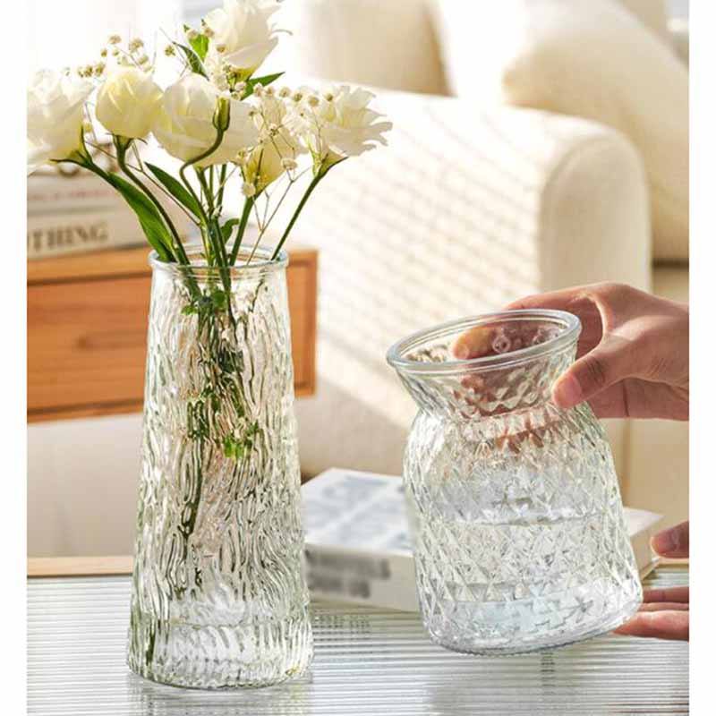 メイン素材：ガラス材質:ガラス、サイズは図の通りです。私たちの商品は2個セットで販売されています。家族が集うテーブルには季節の花を添えて。自分だけのスペースには思い出の花やお気に入りのグリーンを飾って。エントランスにはお客様を迎える華やかな花を。シンプルに精巧なデザイン、エレガントな外形で、この花器はお花を引き立ててきれいな風景になっております。実用性も高くてよく売れています。普通の人々にも園芸愛好者たちにも大人気です。ガラスの花瓶・フラワーベースは花の美しさを引き出してくれます。ベーシック形状でシーンやインテリアを選ばないガラスベース。切花を飾るのに使い勝手の良いサイズ感のため、季節問わずお使いいただけます。ホームオフィスのテーブルデコレーションに最適、多目的、水耕栽培の花瓶、またはマイクロランドスケープDIYボトルとして使用できます。植物が育っていく美しい過程を楽しめる花器。窓辺や食卓でガーデニングを - 植物のすべてを愉しむフラワーベース。☆グリーンがそばにある暮らし、なんだかちょっといい感じ ☆植物を育てる愉しみ、見て癒やされる愉しみ、ハーブを育てて食す愉しみ、いつも近くにグリーンがある喜びを是非実感してください。 ☆気軽に生活に緑を取り入れることができます。 ☆多様な植物の成長や手入れのしやすさを考慮したデザインで、植物が水の中でのびのびと育っていく美しい過程を愉しめるガラスの花器です。 ☆日に日に伸びていく根っこの成長を楽しめるのは水耕栽培ならでは。 ☆土替えなどの面倒な作業もほとんどないので、植物を育てる事に慣れていない方でも 土を使わないので、テーブルやキッチンでも汚れを気にせずクリーンに愉しめます。 ☆窓辺に置いても日光を遮断することがないので、窓辺のインテリアとしても素敵ですよ。 ☆花や植物が好きな人へのギフトや、新築祝いなどにもおすすめです。お結婚祝い、昇進祝い、周年記念など多種多様なお祝い、記念品にぴったり、贈り物としておすすめです ☆ガラスの表面にキズやゆがみ、汚れがある場合や、ガラス内に気泡や黒点が見られる場合がございますが、メーカーで検品の上、良品と判断されたもののみ出荷させていただいています。予めご了承くださいませ。 ☆関連キーワード：インテリア雑貨 園芸用品 園芸 卓上 玄関 お部屋 室内 オシャレ 植物 観葉植物 アイビー 造花 ちょっと飾る ディスプレイ 飾り ギフト プレゼント 洗いやすい 口が広い 贈り物 癒やし グッズ 北欧 人気 おすすめ インスタ インスタ映え クリア ゴールド ブラウン モノトーン コーデ 多肉植物 多肉 ガラス瓶 ポット シンプル 可愛い かわいい 引っ越し祝い 結婚祝い ドライフラワー 生け花フラワーベース ガラス 大 枝もの アンバー 細い木 大型 北欧 ガラス グレー おしゃれ 陶器 穴あき 北欧 大きい 白 ブリキ クリア花瓶 カラー おしゃれ シック モダン 花瓶 一輪挿し 陶器 和風 割れない おしゃれ シンプル 壁掛け 花瓶 吊り下げタイプ 一輪挿し 造花 水耕栽培 インテリア ゴールドフレーム 2種セット 黒 ミニ おしゃれ セット かわいい 一輪挿し 花瓶 ミニ ガラス おしゃれ ゴールド 薔薇 割れない ミニ 陶器 白 スリム 和風 ギフトミニ安い ミニサイズ おしゃれ クリア 造花 おしゃれ 壁掛け フレーム 和風 陶器 木製 フラワーベース おしゃれ 北欧 大きい 陶器 カラフル 丸 白 ガラス 陶器 丸型 小さめ ポリカ ガラス 15cm 木製 アンバー 猫 ガラス 韓国 セラミック 北欧 木製 花びん 花瓶 おしゃれ 大きい 小さい 枝 大型 大きい ガラス 割れない ピッチャー ミニ ガラス 透明 送料無料 グレー ブラッ ホワイト 陶器 大きい 一輪挿し 北欧 花瓶 ブーケ フラワーベース ガラス 円柱 フラワーベース 大型 陶器 大きい 枝物 おしゃれ シリンダー 壁掛け 白 一輪挿し ミニ おしゃれ ガラス 陶器 ギフト 一輪挿しおしゃれ 北欧 ガラス 壁掛け フレーム 作家 おしゃれ 白 花瓶 インテリア 陶器 丸い 手作り 陶器 白 おしゃれ ガラス ミニ 丸 ブランド ガラス作家 花瓶 大きい ガラス 陶器 黒 白 床置き 安い 透明 北欧 かわいい 花びん かわいい 花器 かびん 玄関 リビング 食卓 プレゼント 送料無料 ガラス 大きめ 北欧 花器 陶器 大きい 一輪挿しガラス ス おしゃれ ドーム ガラス 丸 花 造花 壁掛け 竹 陶器 木製 花器 陶器 生け花 作家 おしゃれ 縦長 水盤 黒 白 四角 おしゃれ 生け花 陶器 おしゃれ 横長フラワーベース ガラス 大きめ おしゃれ ミニ スクエア 北欧 小さい 四角 木 大型 大きめ 枝物用 割れない 白 シルバー 陶器 ガラス 割れない 丸 30 40 大型 床置き 大型 緑 花瓶 一輪挿 大きい 小さい おしゃれ 四角 ブランド 北欧 透明 黒 ブルー 花瓶 大きいサイズ 陶器 ガラス花瓶置き台 玄関 おしゃれ 和風 木製 人気 円柱 ホワイトデー 花瓶 おしゃれ 北欧 ガラス 大きい 陶器 ブランド ヨーロッパ 北欧ブランド 一輪挿し陶器 和風 大きい 白 丸 北欧 おしゃれ 小さい おしゃれ 仏壇用 ブランド 黒 花瓶 ガラス 試験管 四角 ブルー 小さい 丸 枝物 枝用 キッチン レトロ 円柱 大きい 丸い 丸くて低いフラワーベース 30cm 送料無料 水耕栽培 卓上花瓶 し おしゃれ 花瓶 おしゃれ 大きい 割れない 透明 丸 木製 ガラス 北欧 壁掛け 陶器 北欧 ゴールド 北欧 小さめ おしゃれ 北欧 試験管ガラス花瓶 フラワーベース 一輪挿し 花瓶 ガラス 四角 円柱 大きい 丸い 透明 円柱 ミニ 球根 耐熱 安い クリア 30cm 一輪挿し 水玉 丸 一輪挿し 小さい 花瓶 陶器 おしゃれ 花入 北欧 陶器 花びん 花器 フラワーベース プレゼント ギフ 花瓶 北欧 かわいい 陶器 おしゃれ 白 韓国 顔 割れない ポリカーボネート 倒れない 大きい 北欧 和風 小さい 高さクリア プラスチック シリンダー 40cm 大 シンプル ブルー ガラス