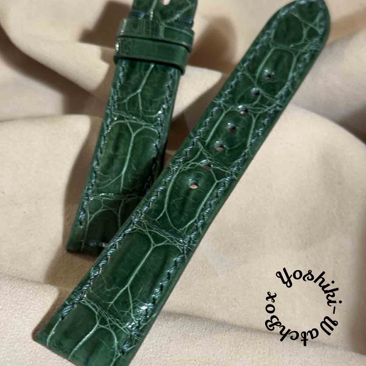 cro-1859 クロコダイル レザー 腕時計 ベルト グリーン（グロス仕上げ） (ラグ幅21 mm - バックル幅18 mm) 1点物のクロコダイルレザー 腕時計用ベルト 【ベルトに関して】※革は全て1点物です。全て違う表情を持っています。画像にてご確認下さい。■素材: クロコダイル （グロス仕上げ）■色: グリーン■裏地: ブラック■ステッチ: グリーン■サイズ 　 21 mm （ラグ幅） / 18 mm （尾錠幅）■長さ 120mm（6時側） / 75mm （12時側）■子穴位置 ラグ端〜1つ目の子穴上部 / 50 mm ラグ端〜最下部子穴上部 / 88 mm■厚さ: 2.5 -4 mm■識別番号： cro-1859※尾錠はステンレス製の物を取り付けし発送致します。不要な方や取り外して同封がご希望の方は事前に教えて下さい。（デザインや仕上げなどの選択は出来ません。）【オプションに関して】ベルト購入時にオプションで選ぶ事の出来るバックルです。（商品画像内番号）1, パネライに使用されているベルトに通すチューブ（26mm,24mm,22mm)2, ヴィンテージバックルをシルバー925で復刻したバックル（バックル幅18mm,16mm)3, ハンマートーン、シルバー925で制作したバックル（バックル幅22mm,20mm)4, プレーンタイプ、シルバー925で制作したバックル（バックル幅22mm,20mm)5, Dバックル（バックル幅22mm,20mm,18mm)6,Dバックル（バックル幅20mm)7,Dバックル（バックル幅18mm)※3番、4番はオーダーで24mm,26mmでも制作可能です。※Dバックルを選択頂いた場合は付属でおつけしている尾錠は同封しません。※バネ棒は不要な時計もあるので基本的に付属していません。必要な方は同封しますので、教えて下さい。【クイックリリースバネ棒】クイックリリースバネ棒が使用出来る様に加工致します。（バネ棒、加工代込1650円）【ご注意】※商品ページ掲載の画像は実際の商品と色・質感等において若干異なる場合がございます。予めご了承いただき、ご注文ください。※返品や交換に関してはお受けできませんので、サイズ、色味などよくご確認下さい。【発送に関して】当ショップの商品は全て送料込みの価格です。通常はクリックポスト（追跡番号有り、ポスト投函）で発送致しますが、合計金額が20000円以上の場合はレターパックプラス（手渡し）にて発送致します。その他ご指定の発送に関しては別途になりますので、ご了承下さい。 2