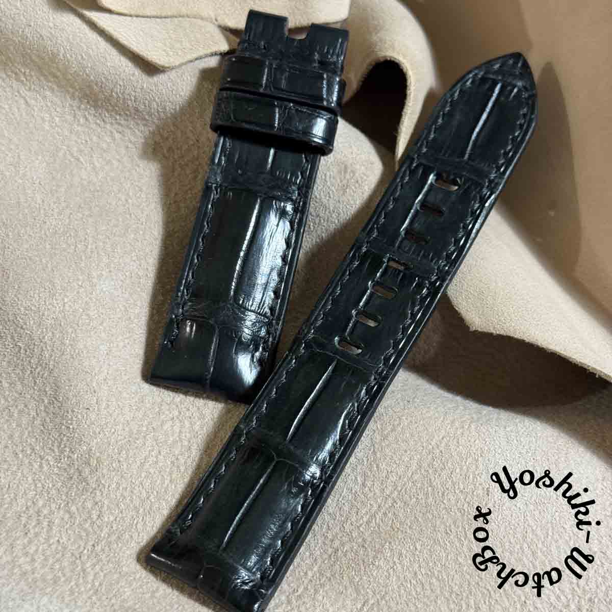 cro-1893 クロコダイル レザー 腕時計 ベルト インクブラック (ラグ幅22 mm - バックル幅20 mm) 1点物のクロコダイルレザー 腕時計 替えベルト 【ベルトに関して】※革は全て1点物です。全て違う表情を持っています。画像にてご確認下さい。■素材: クロコダイル■色: インクブラック■裏地: ブラック■ステッチ: ブラック■サイズ 　 22mm （ラグ幅） / 20 mm （尾錠幅）■長さ 120mm（6時側） / 75mm （12時側）■子穴位置 ラグ端〜1つ目の子穴上部 / 50 mm ラグ端〜最下部子穴上部 / 88 mm■厚さ: 2.5 -5 mm■識別番号： cro-1893※尾錠はステンレス製の物を取り付けし発送致します。不要な方や取り外して同封がご希望の方は事前に教えて下さい。（デザインや仕上げなどの選択は出来ません。）【オプションに関して】ベルト購入時にオプションで選ぶ事の出来るバックルです。（商品画像内番号）1, パネライに使用されているベルトに通すチューブ（26mm,24mm,22mm)2, ヴィンテージバックルをシルバー925で復刻したバックル（バックル幅18mm,16mm)3, ハンマートーン、シルバー925で制作したバックル（バックル幅22mm,20mm)4, プレーンタイプ、シルバー925で制作したバックル（バックル幅22mm,20mm)5, Dバックル（バックル幅22mm,20mm,18mm)6,Dバックル（バックル幅20mm)7,Dバックル（バックル幅18mm)※3番、4番はオーダーで24mm,26mmでも制作可能です。※Dバックルを選択頂いた場合は付属でおつけしている尾錠は同封しません。※バネ棒は不要な時計もあるので基本的に付属していません。必要な方は同封しますので、教えて下さい。【クイックリリースバネ棒】クイックリリースバネ棒が使用出来る様に加工致します。（バネ棒、加工代込1650円）【ご注意】※商品ページ掲載の画像は実際の商品と色・質感等において若干異なる場合がございます。予めご了承いただき、ご注文ください。※返品や交換に関してはお受けできませんので、サイズ、色味などよくご確認下さい。【発送に関して】当ショップの商品は全て送料込みの価格です。通常はクリックポスト（追跡番号有り、ポスト投函）で発送致しますが、合計金額が20000円以上の場合はレターパックプラス（手渡し）にて発送致します。その他ご指定の発送に関しては別途になりますので、ご了承下さい。 2