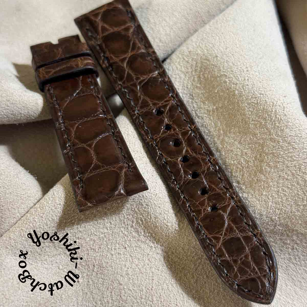cro-1908 クロコダイル レザー 腕時計 ベルト ブラウン (ラグ幅21 mm - バックル幅18 mm) 1点物のクロコダイルレザー 腕時計 替えベルト 【ベルトに関して】※革は全て1点物です。全て違う表情を持っています。画像にてご確認下さい。■素材: クロコダイル■色: ブラウン■裏地: ブラック■ステッチ: ブラウン■サイズ 　 21 mm （ラグ幅） / 18 mm （尾錠幅）■長さ 120mm（6時側） / 75mm （12時側）■子穴位置 ラグ端〜1つ目の子穴上部 / 49 mm ラグ端〜最下部子穴上部 / 87 mm■厚さ: 2.5 -4 mm■識別番号： cro-1908※尾錠はステンレス製の物を取り付けし発送致します。不要な方や取り外して同封がご希望の方は事前に教えて下さい。（デザインや仕上げなどの選択は出来ません。）【オプションに関して】ベルト購入時にオプションで選ぶ事の出来るバックルです。（商品画像内番号）1, パネライに使用されているベルトに通すチューブ（26mm,24mm,22mm)2, ヴィンテージバックルをシルバー925で復刻したバックル（バックル幅18mm,16mm)3, ハンマートーン、シルバー925で制作したバックル（バックル幅22mm,20mm)4, プレーンタイプ、シルバー925で制作したバックル（バックル幅22mm,20mm)5, Dバックル（バックル幅22mm,20mm,18mm)6,Dバックル（バックル幅20mm)7,Dバックル（バックル幅18mm)※3番、4番はオーダーで24mm,26mmでも制作可能です。※Dバックルを選択頂いた場合は付属でおつけしている尾錠は同封しません。※バネ棒は不要な時計もあるので基本的に付属していません。必要な方は同封しますので、教えて下さい。【クイックリリースバネ棒】クイックリリースバネ棒が使用出来る様に加工致します。（バネ棒、加工代込1650円）【ご注意】※商品ページ掲載の画像は実際の商品と色・質感等において若干異なる場合がございます。予めご了承いただき、ご注文ください。※返品や交換に関してはお受けできませんので、サイズ、色味などよくご確認下さい。【発送に関して】当ショップの商品は全て送料込みの価格です。通常はクリックポスト（追跡番号有り、ポスト投函）で発送致しますが、合計金額が20000円以上の場合はレターパックプラス（手渡し）にて発送致します。その他ご指定の発送に関しては別途になりますので、ご了承下さい。 2