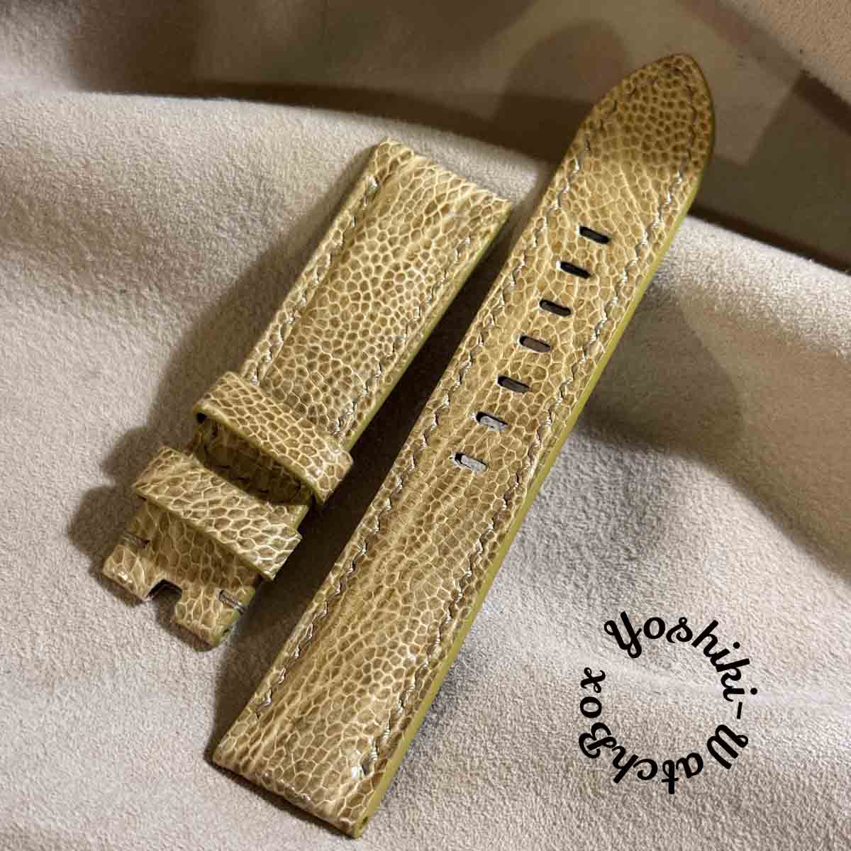 ost-426 オーストリッチレザー 腕時計 ベルト ベージュ (ラグ幅22 mm - バックル幅20 mm) 1点物のオーストリッチレザー 腕時計用ベルト 【ベルトに関して】※革は全て1点物です。全て違う表情を持っています。画像にてご確認下さい。■素材: オーストリッチ■色: ベージュ■裏地: ブラック■ステッチ: ベージュ■サイズ 　 22 mm （ラグ幅） / 20 mm （尾錠幅）■長さ 120mm（6時側） / 75mm （12時側）■子穴位置 ラグ端〜1つ目の子穴上部 / 50 mm ラグ端〜最下部子穴上部 / 88 mm■厚さ: 2.5 -4 mm■識別番号： ost-426※尾錠はステンレス製の物を取り付けし発送致します。不要な方や取り外して同封がご希望の方は事前に教えて下さい。（デザインや仕上げなどの選択は出来ません。）【オプションに関して】ベルト購入時にオプションで選ぶ事の出来るバックルです。（商品画像内番号）1, パネライに使用されているベルトに通すチューブ（26mm,24mm,22mm)2, ヴィンテージバックルをシルバー925で復刻したバックル（バックル幅18mm,16mm)3, ハンマートーン、シルバー925で制作したバックル（バックル幅22mm,20mm)4, プレーンタイプ、シルバー925で制作したバックル（バックル幅22mm,20mm)5, Dバックル（バックル幅22mm,20mm,18mm)6,Dバックル（バックル幅20mm)7,Dバックル（バックル幅18mm)※3番、4番はオーダーで24mm,26mmでも制作可能です。※Dバックルを選択頂いた場合は付属でおつけしている尾錠は同封しません。※バネ棒は不要な時計もあるので基本的に付属していません。必要な方は同封しますので、教えて下さい。【クイックリリースバネ棒】クイックリリースバネ棒が使用出来る様に加工致します。（バネ棒、加工代込1650円）【ご注意】※商品ページ掲載の画像は実際の商品と色・質感等において若干異なる場合がございます。予めご了承いただき、ご注文ください。※返品や交換に関してはお受けできませんので、サイズ、色味などよくご確認下さい。【発送に関して】当ショップの商品は全て送料込みの価格です。通常はクリックポスト（追跡番号有り、ポスト投函）で発送致しますが、合計金額が20000円以上の場合はレターパックプラス（手渡し）にて発送致します。その他ご指定の発送に関しては別途になりますので、ご了承下さい。 2