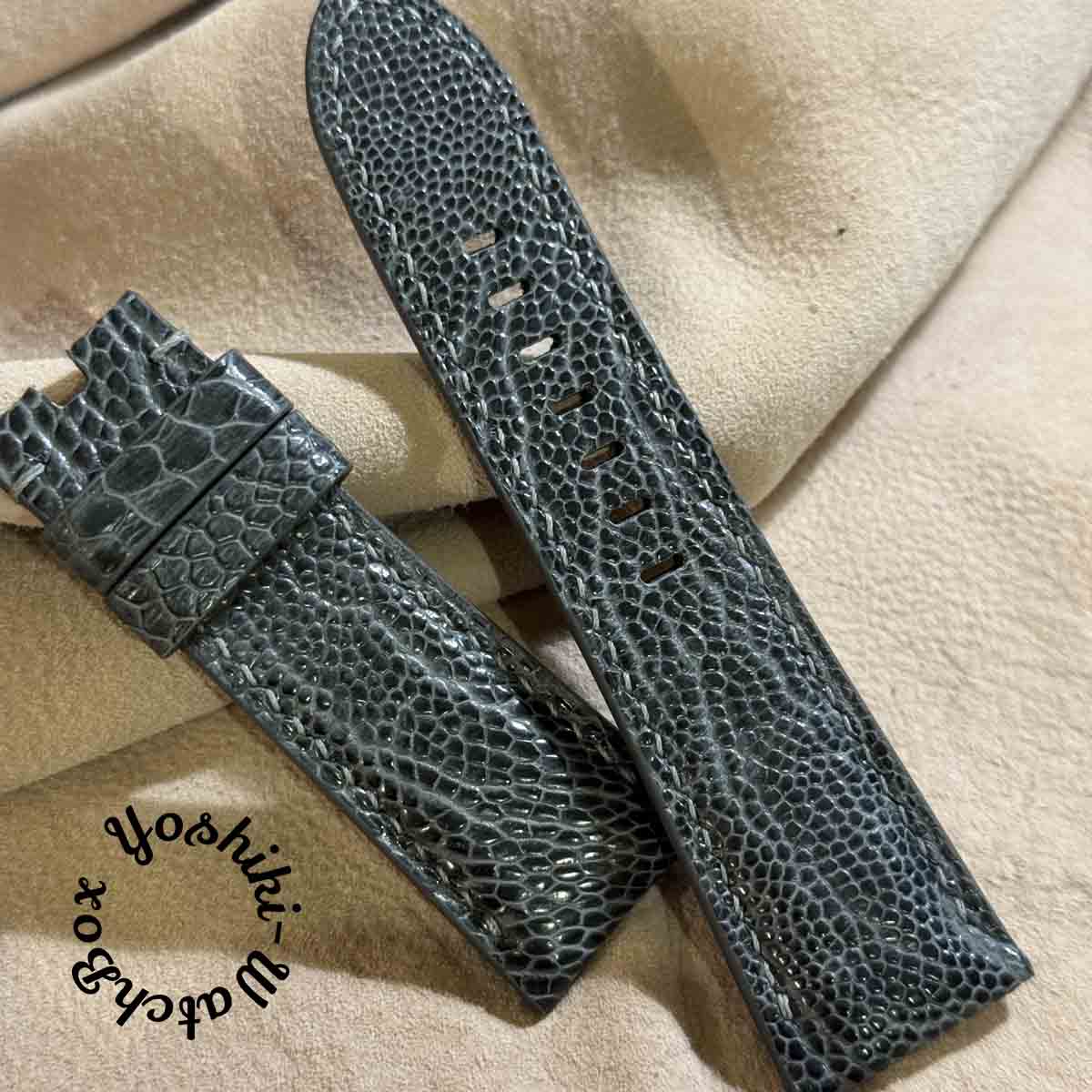 ost-432 オーストリッチレザー 腕時計 ベルト グレー (ラグ幅26 mm - バックル幅22 mm) 1点物のオーストリッチレザー 腕時計用ベルト 【ベルトに関して】※革は全て1点物です。全て違う表情を持っています。画像にてご確認下さい。■素材: オーストリッチ■色: グレー■裏地: ブラック■ステッチ: グレー■サイズ 　 26mm （ラグ幅） / 22 mm （尾錠幅）■長さ 120mm（6時側） / 75mm （12時側）■子穴位置 ラグ端〜1つ目の子穴上部 / 50 mm ラグ端〜最下部子穴上部 / 88 mm■厚さ: 2.5 -5.5 mm■識別番号： ost-432※尾錠はステンレス製の物を取り付けし発送致します。不要な方や取り外して同封がご希望の方は事前に教えて下さい。（デザインや仕上げなどの選択は出来ません。）【オプションに関して】ベルト購入時にオプションで選ぶ事の出来るバックルです。（商品画像内番号）1, パネライに使用されているベルトに通すチューブ（26mm,24mm,22mm)2, ヴィンテージバックルをシルバー925で復刻したバックル（バックル幅18mm,16mm)3, ハンマートーン、シルバー925で制作したバックル（バックル幅22mm,20mm)4, プレーンタイプ、シルバー925で制作したバックル（バックル幅22mm,20mm)5, Dバックル（バックル幅22mm,20mm,18mm)6,Dバックル（バックル幅20mm)7,Dバックル（バックル幅18mm)※3番、4番はオーダーで24mm,26mmでも制作可能です。※Dバックルを選択頂いた場合は付属でおつけしている尾錠は同封しません。※バネ棒は不要な時計もあるので基本的に付属していません。必要な方は同封しますので、教えて下さい。【クイックリリースバネ棒】クイックリリースバネ棒が使用出来る様に加工致します。（バネ棒、加工代込1650円）【ご注意】※商品ページ掲載の画像は実際の商品と色・質感等において若干異なる場合がございます。予めご了承いただき、ご注文ください。※返品や交換に関してはお受けできませんので、サイズ、色味などよくご確認下さい。【発送に関して】当ショップの商品は全て送料込みの価格です。通常はクリックポスト（追跡番号有り、ポスト投函）で発送致しますが、合計金額が20000円以上の場合はレターパックプラス（手渡し）にて発送致します。その他ご指定の発送に関しては別途になりますので、ご了承下さい。 2