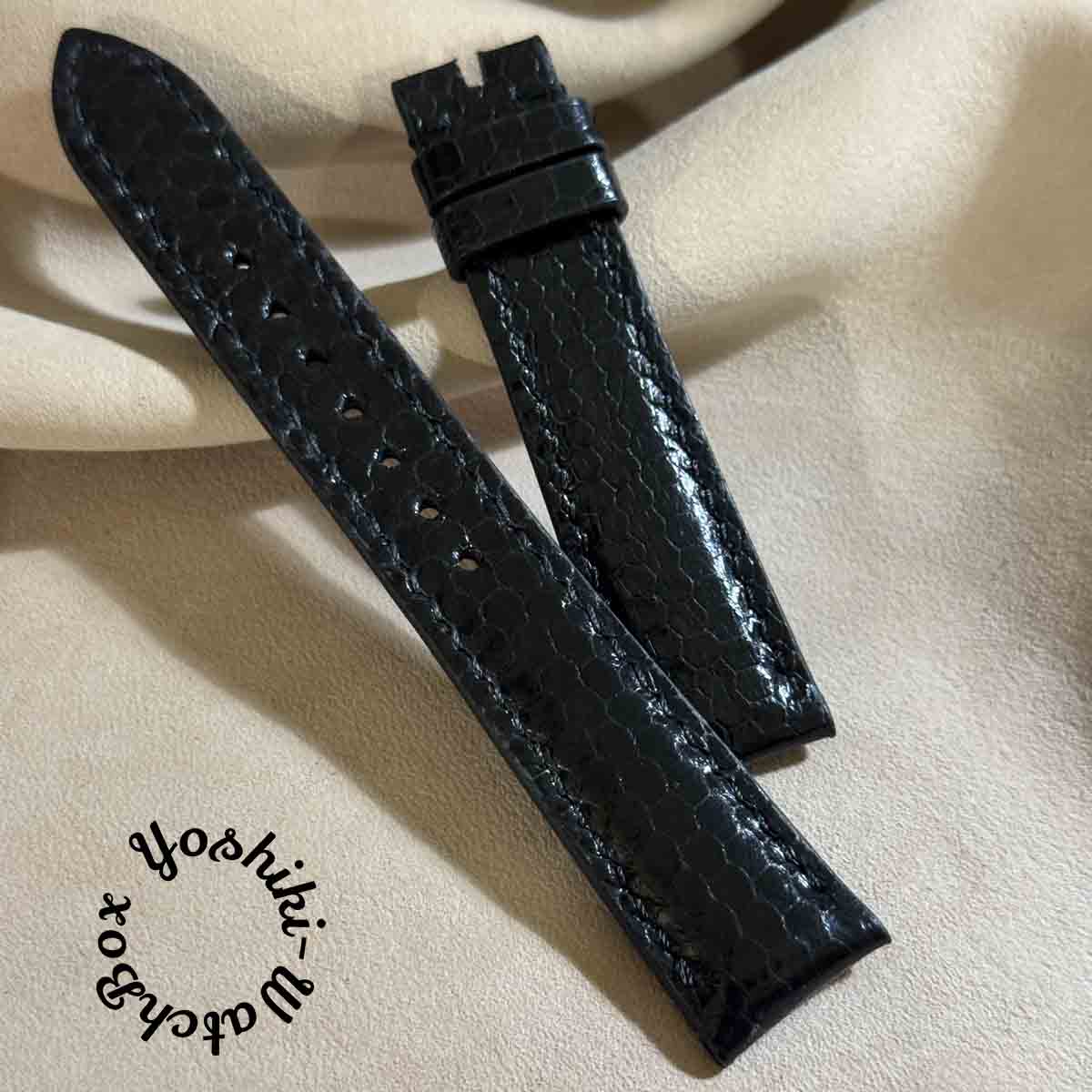 sna-160 シースネイク（ウミヘビ） レザー 腕時計 ベルト ブラック (ラグ幅19 mm - バックル幅16 mm) 1点物のシースネイクレザー 腕時計 替えベルト 【ベルトに関して】※革は全て1点物です。全て違う表情を持っています。画像にてご確認下さい。■素材: シースネイク■色: ブラック■裏地: ブラック■ステッチ: ブラック■サイズ 　 19mm （ラグ幅） / 16 mm （尾錠幅）■長さ 120mm（6時側） / 75mm （12時側）■子穴位置 ラグ端〜1つ目の子穴上部 / 50mm ラグ端〜最下部子穴上部 / 88 mm■厚さ: 2.5 -4 mm■識別番号： sna-160※尾錠はステンレス製の物を取り付けし発送致します。不要な方や取り外して同封がご希望の方は事前に教えて下さい。（デザインや仕上げなどの選択は出来ません。）【オプションに関して】ベルト購入時にオプションで選ぶ事の出来るバックルです。（商品画像内番号）1, パネライに使用されているベルトに通すチューブ（26mm,24mm,22mm)2, ヴィンテージバックルをシルバー925で復刻したバックル（バックル幅18mm,16mm)3, ハンマートーン、シルバー925で制作したバックル（バックル幅22mm,20mm)4, プレーンタイプ、シルバー925で制作したバックル（バックル幅22mm,20mm)5, Dバックル（バックル幅22mm,20mm,18mm)6,Dバックル（バックル幅20mm)7,Dバックル（バックル幅18mm)※3番、4番はオーダーで24mm,26mmでも制作可能です。※Dバックルを選択頂いた場合は付属でおつけしている尾錠は同封しません。※バネ棒は不要な時計もあるので基本的に付属していません。必要な方は同封しますので、教えて下さい。【クイックリリースバネ棒】クイックリリースバネ棒が使用出来る様に加工致します。（バネ棒、加工代込1650円）【ご注意】※商品ページ掲載の画像は実際の商品と色・質感等において若干異なる場合がございます。予めご了承いただき、ご注文ください。※返品や交換に関してはお受けできませんので、サイズ、色味などよくご確認下さい。【発送に関して】当ショップの商品は全て送料込みの価格です。通常はクリックポスト（追跡番号有り、ポスト投函）で発送致しますが、合計金額が20000円以上の場合はレターパックプラス（手渡し）にて発送致します。その他ご指定の発送に関しては別途になりますので、ご了承下さい。 2