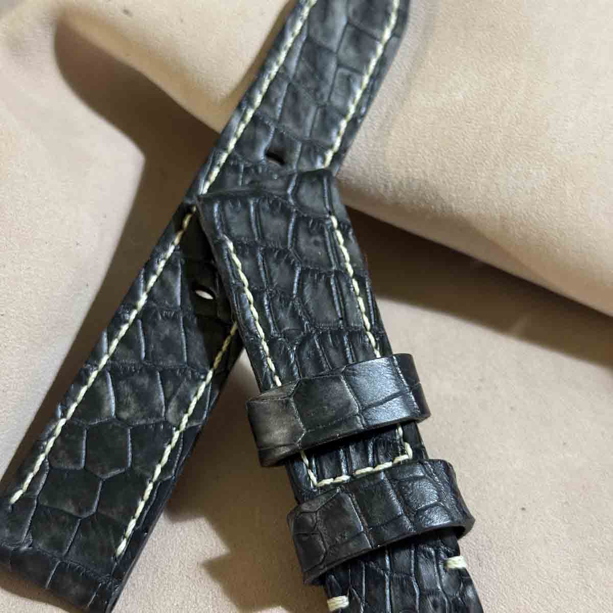 墨染めクロコダイル（ポロサス） を表に HORWEENダービー（牛革）を裏に使った腕時計ベルトです