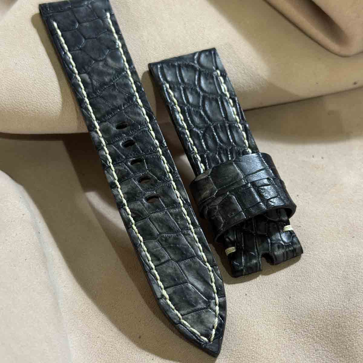 墨染めクロコダイル（ポロサス） を表に HORWEENダービー（牛革）を裏に使った腕時計ベルトです