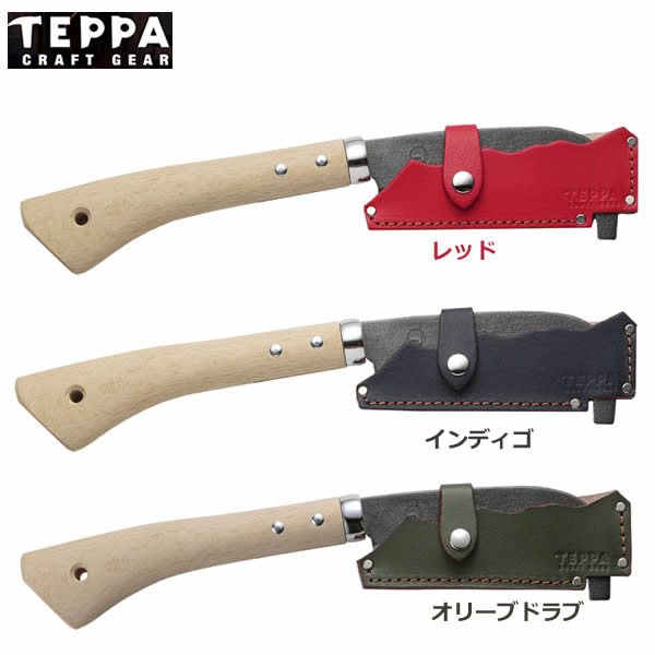 越後の名山、弥彦山から名付けられた両刃鉈。 刃の先に突起を設け、落ちている枝や割った薪を集めることができます。 また、打ち下ろしたときに刃先を守る役割も。 厚みのある両刃は、薪に対してまっすぐ入っていくので、小さな薪でも安全にスムーズに割ることができます。 火造り鍛造の鋼付き構造のため、刃の研ぎ直しや刃付けなどのメンテナンスが容易にでき、手入れしながら長く使えます。 振り下ろしたときに力が刃へ伝わりやすいよう柄を長めに設計しました。 山の稜線をイメージし、カットしたデザインの専用革ケース付き。 ■刃渡り：130mm ■刃厚：5mm ■柄：195mm ■全長：330mm ■重量：394g ■材質：刃物用炭素鋼、軟鉄、樫 ■内容：鉈、専用革ケース ■生産：MADE IN SANJO