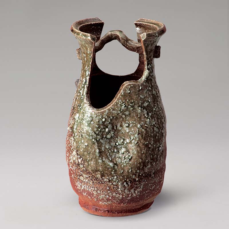 品　名 岩肌手付花入 サイズ(約) W13.5xD13.5xH25cm 生産国 日本 特　徴 古くから焼き物の産地として有名な滋賀県甲賀市信楽町で作られた信楽焼の花瓶です。 和室はもちろん洋室にもよく合うモダンなデザインです。 ※水漏れ処理...