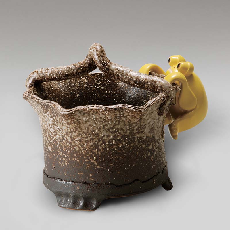 品　名 白砂手付花器 ※写真のカエルは付属いたしません サイズ(約) W19xD18xH18cm 生産国 日本 特　徴 古くから焼き物の産地として有名な滋賀県甲賀市信楽町で作られた信楽焼の花瓶です。 和室はもちろん洋室にもよく合うモダンなデ...