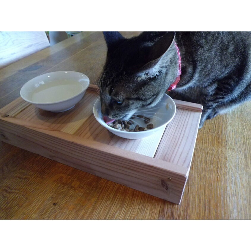【 無垢杉板 猫 の エサ台 ( 国産杉 )】幅370×奥行170×高さ60mm 杉 杉板 無垢杉板 無垢 天然木 木製 ペット用品 猫 猫用 餌台 猫グッズ ...