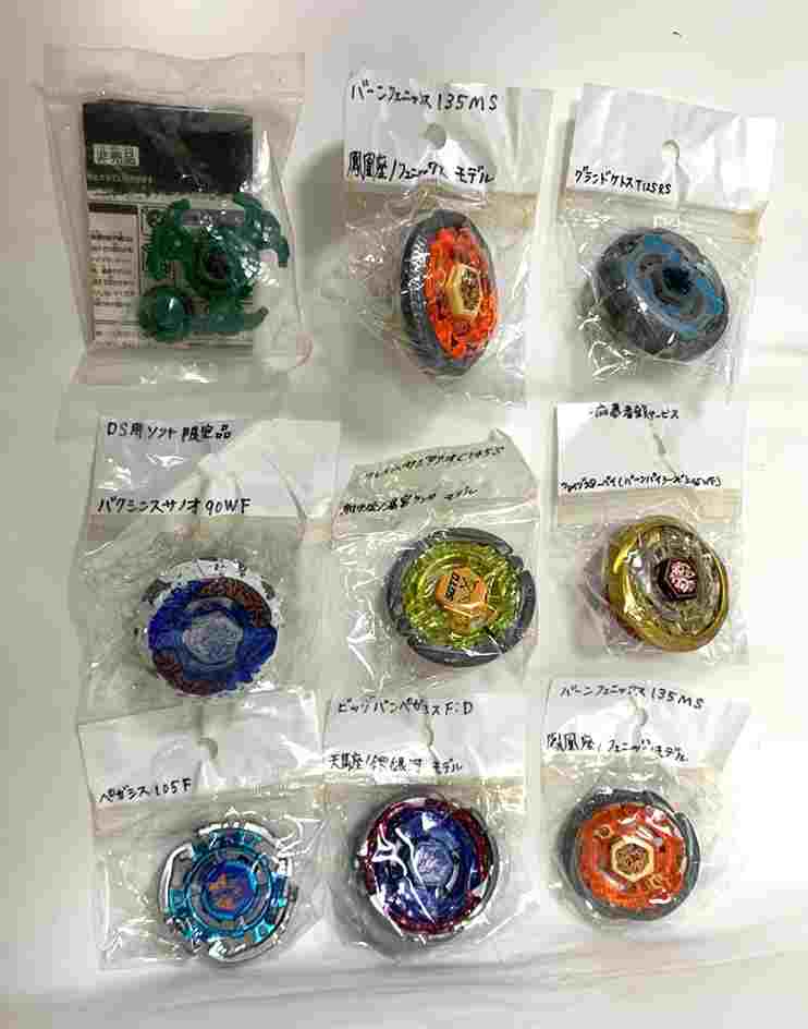 ベイブレード　9個セット　中古品です。 ・メタルファイトベイブレード(非売品) ・バーンフェニックス135MS(鳳凰座／フェニックスモデル)　×2 ・グランドケトスT125RS ・フレイムサジタリオC145S(射手座/湯宮ケンタモデル) ・メタルファイトベイブレード　バーンパイシーズED145WF　ファイブスターベイ(コロコロ応募者全員サービス) ・バクシンスサノオ90wf(DS用ソフト限定品) ・ペガシス105F ・ビッグバンペガシスF：D(天馬座/銅銀河モデル) ※写真はイメージサンプルです。あくまでイメージですので、実際の商品と異なります。 （外箱の保証は致しません。） 当店では、商品の初期不良等の返金・交換は致しておりません。申し訳ございませんが万が一初期不良等ございましたらメーカー様に直接お問い合わせをお願い致します。 商品によっては、外箱に（擦り傷・凹み・破れ等）のダメージがある場合がございます。 【関連キーワード】 中古品ベイブレード　カスタマイズできるバトル専用コマ　ベイブレード　ギアスポーツ　超加速ギミック　Xダッシュ　エクストリーム　バトル　3・2・1スリー・ツー・ワン Goシュート　ベイブレードバースト　コミック　ベイブレイド　BLADE　ブレイドX　ブレイドエックス　ポイント消化　おもちゃ　玩具