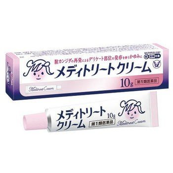 医薬品説明文 商品情報 「メディトリートクリーム 10g」は、ミコナゾール硝酸塩を主成分とした外陰用の治療薬です。 ミコナゾール硝酸塩は、膣カンジダの原因であるカンジダ菌を殺菌し、膣カンジダによる諸症状を改善します。 膣カンジダの再発による、発疹を伴う外陰部のかゆみに効果を発揮します。医薬品。 効能/効果 腟カンジダの再発による、発疹を伴う外陰部のかゆみ(過去に医師の診断・治療を受けた方に限る) ただし、腟症状(おりもの、熱感等)を伴う場合は、必ず腟剤(腟に挿入する薬)を併用してください。 用法/用量 成人(15歳以上60歳未満)、1日2-3回、適量を患部に塗布してください。 ただし、3日間使用しても症状の改善がみられないか、6日間使用しても症状が消失しない場合は、医師の診療を受けてください。 (1)外陰部症状のみの場合：本剤を使用してください。腟剤(腟に挿入する薬)との併用が望まれます。 (2)腟症状(おりもの、熱感等)を伴う場合：本剤に腟剤(腟に挿入する薬)を併用してください。 【坐剤のとり出し方・挿入の仕方】 (1)1個をミシン目から切りはなします。 (2)合わせ目を左右に引きはがし坐剤をとり出します。 (3)腟内に坐剤を挿入します。 成分 1g中 ミコナゾール硝酸塩・・・10mg※在庫について※ 当店の在庫は関連店舗と共有しているため在庫数が常に変動しております。 そのため「在庫あり」の表示となっていましても商品がご用意できないことがございます。 大変恐縮ではございますが、その際は別途メールにてご連絡させていただきますので予めご了承くださいますよう、お願い申し上げます。