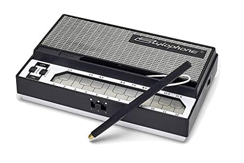 ◆商品名：Re:creation Stylophone シンセサイザー スタイロフォン (リクリエイション)新機能を追加しパワーアップした復刻版 Stylophone スタイロフォン大人から子供まで楽しめるアナログ・シンセサイザー スタイロフォンはもともと子供向けの玩具として開発されたことから基本的な操作が簡単です。 さらに電子楽器としての基本的な機能を持ち合わせていながら、従来の小型シンセサイザーに比べて格段に安価です。 顧客層は電子楽器にあまり馴染みのないユーザーから、小山田圭吾に代表されるミュージシャンまでと非常に幅広く、新規顧客獲得の可能性を秘めています。 スタイロフォン/Stylophoneとは？ レトロなフォルム、そして独特のエレクトロサウンドが数多くの音楽家達からの支持を受け古くはKraftwerk、David Bowieが自らの楽曲で使用。 近年では小山田圭吾が自ら出演するCMで用いたことで話題となりました。