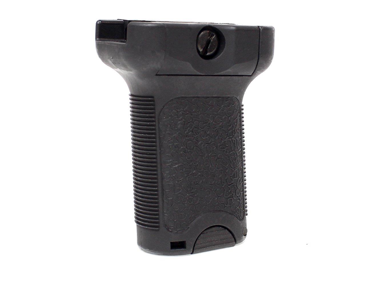 ◆商品名：MILITARY-BASE(ミリタリーベース)ガンファイター バーティカルグリップ ショート●商品名：MILITARY-BASE(ミリタリーベース)ガンファイター バーティカルグリップ ショート　　●品番：H2024B　　●カラー：BK●対応：20mmレール●外形サイズ：75mm×57mm×30mm(長さ×前後長×厚み)　　●グリップ部長さ：約55mm　　●グリップ部厚み：25mm　　●材質：ポリマー樹脂　　●重さ：82g■ご購入の際の注意点： 海外製品につき若干の傷痛みが見られる場合がございます 完全品をお求めの方はご遠慮下さい 環境により実際の商品の色と若干異なる場合がございますのでご了承下さい 他でも同時販売の為売り切れの際はご了承下さい説明【リバーシブルデザイン！ロープロファイルで軽量】MILITARY-BASE(ミリタリーベース)ガンファイター バーティカルグリップ ショートです。20mmレールに装着可能なショートグリップ。若干垂直よりも寝かせており、ポジティブ側とネガティブ側で特性がことなるので戦術や射撃スタイルにあわせて方向をきめることができます。3本指をかけることが前提のかなりショートなグリップ。底蓋は工具不要で開閉でき、内部にAAバッテリーやCR2、CR2032などのバッテリーを挿入できます。若干の角度ですが入れ替えると結構フィーリングが変わります。射撃スタイルやガンのセッティングでどちらが使いやすいかは代わるのでいろいろ向きや前後位置を変えてみると面白いですヨ♪意外な癖や思い込みの排除ができるかも？