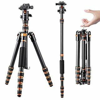 商品情報商品の説明Carbon Tripod, Travel Tripod, Lightweight, Compact, 5 Levels, Free Cloud Stand, SLR Tripod主な仕様 「カーボン・軽量三脚：本製品はカーボンファイバー製を採用しており、重さはわずか1.1kgで、アルミ三脚に比べて20〜30％軽量です。丈夫で長寿命です。収納サイズはわずか35cmです。バックパックに入れたり、スーツケースに入れたりして、旅行や出張中撮影はより持ち運びやすくいです。br「全高153cm、自由雲台」カーボン三脚は5段伸縮設計、高さは36cmから153cmまで調整できます。ナットロック式で片手で伸ばし、時間を節約します。水準器や目盛り付きの自由雲台を搭載しており、360度パノラマ撮影を実現します。br「反転可能、一脚変換」三脚の中心軸を倒置すれば、スタジオの屋内/屋外マクロ撮影やローアングル撮影に最適です。さらに、数秒で取り外された脚は中軸に取り付けて一脚に変型できます。一眼レフカメラ、デジタルカメラ、望遠レンズにも対応。br「重力フック付き、開脚調整」厳しいな環境では重力フックに重力を掛けて、一眼レフ三脚の安定性をアップします。更に、3段階の開き角あり、さまざまな不均一な地面や傾斜レベルで安定させます。より安心な撮影をサポートします。br「携帯便利・多用途」三脚専用キャリーバッグ付き、持ち運びや保管などが便利です。汎用性高いドラベル三脚なので、運動会、旅行、町中行事、家族パーティー、紅葉狩りに大活躍です。製品について何か質問や問題がございましたら、お気軽にお問い合わせください。