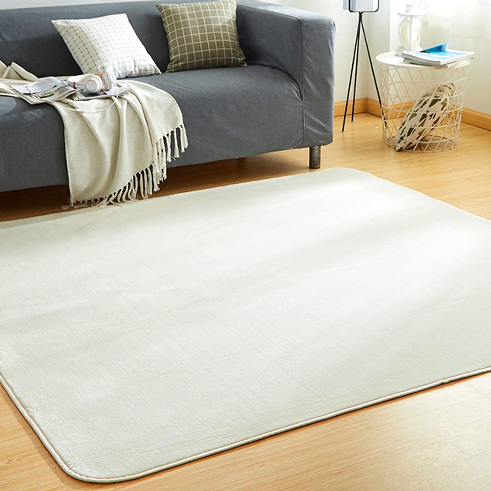 VK Living カーペット ラグ ラグマット 絨毯 135×185cm(約1.5畳) 洗える 滑り止め付 防ダニ 抗菌 防臭 1年中使えるタイプ 床暖房 ホットカーペット対応 アイボリー