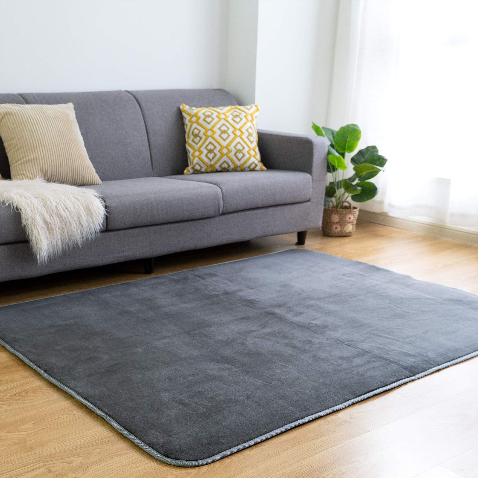 VK Living カーペット ラグ ラグマット 絨毯 135×185cm(約1.5畳) 洗える 滑り止め付 防ダニ 抗菌 防臭 1年中使えるタイプ 床暖房 ホットカーペット対応 ふわっと手触り 優しいフランネルラグ 無地・ダークグレー