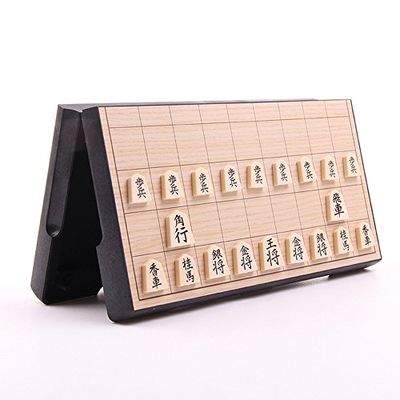 商品情報商品の説明主な仕様 【将棋盤の設計】25cm*25cm*2cmのサイズでどこでもいつでも遠慮なく遊べます。初心者や子供(6+)に最適です。旅先で勝?！遊びには気持ちがいいです。将棋盤の四角は丸々で子供を触れても大丈夫です。※2023年の新バージョンのシャーシとフレームはグレーで、現在はブラックとグレーのバージョンがランダムに配送されています。br【折り畳み式将棋盤】折りたたみ式、反転できる、マグネット付きにプラスチック製の将棋盤は旅行に適しています。br【マグネット付き駒】将棋駒（40枚）、駒の磁気がちょうど適当で、マグネットで駒が動かしやすくない、安定感があります。車や電車の中、子供同士の対戦、家の中でのゲーム中の場所移動など、様々な場面で活躍します。br【収納便利】将棋盤を折り畳むば収納ケースになります。駒、将棋盤をコンパクトに片付けられますので、コンパクトで持ち運びに便利です。お友達と一緒に将棋の対戦を楽しみましょう！