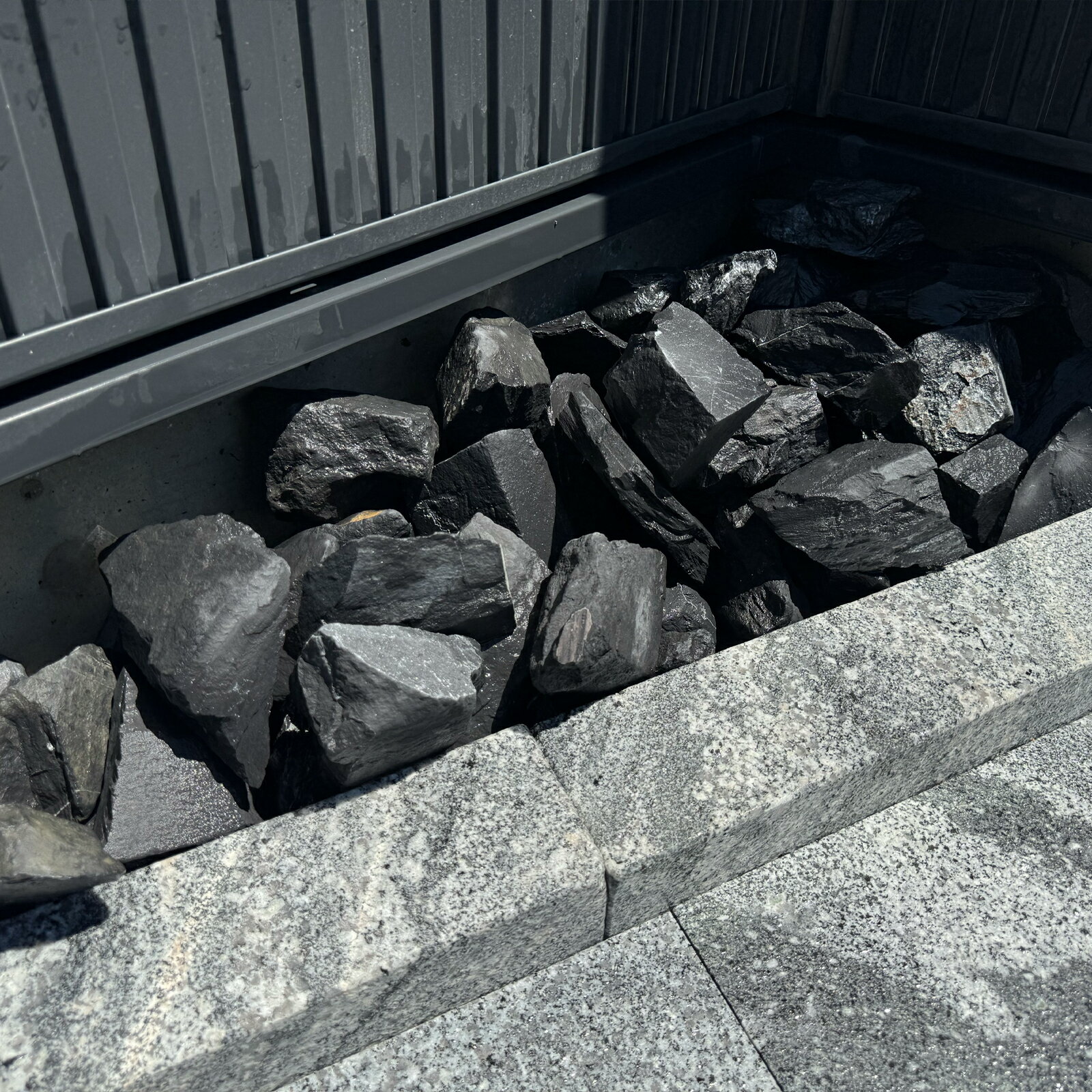 庭石 ロックガーデン 石 割栗石 庭 岩 黒色 ブラック ガーデニング 約90〜120mm アッシュブラックロッ..