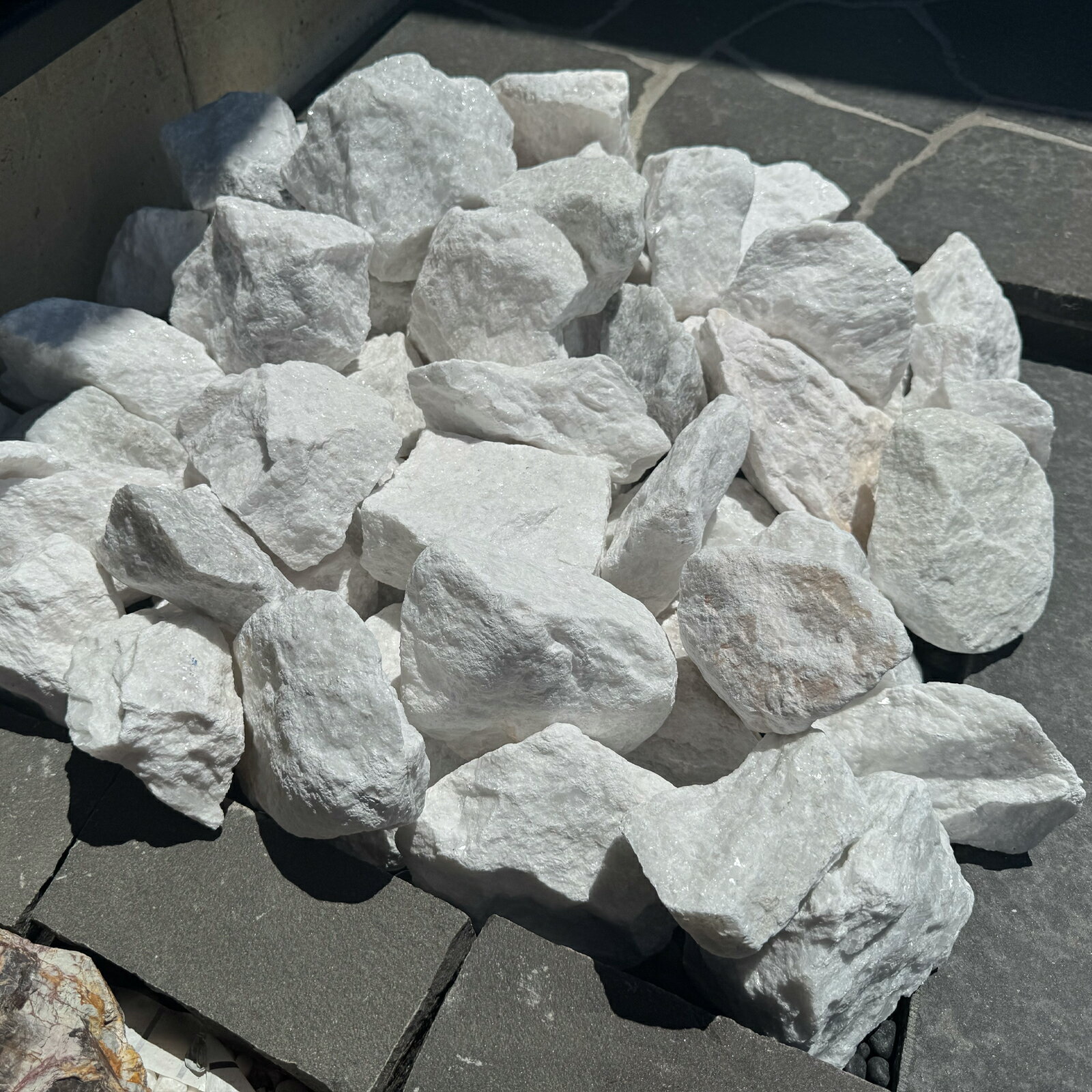 送料無料 砂利 庭 化粧砂利 庭石 石 じゃり 天然石 石材 ホワイトロック 9-12cm 白 庭石 ロックガーデン ホワイト 割栗石 ガーデニング 洋風 園芸 レイアウト 大理石 栗石 ロック 花壇 縁石 造園 エクステリア 外構 エクステリア