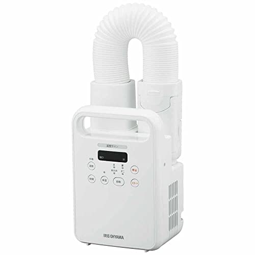 ・ KFK-104C-W・電源：AC100V、50/60Hz ／ 消費電力（高温風時）：560W・商品寸法（cm）：幅約16×奥行約14×高さ約39（ホース折りたたみ時） ／ 質量：約1.9kg ／ ホースの長さ：約60cm ／ 電源コード長さ：約1.9m・安全装置：温度センサー、サーモスタット、温度ヒューズ・タイマー（分）：15、30、45、60、75、90、120、180（8段階）・付属品：くつ乾燥アタッチメント、アロマセット（アロマケース、脱脂綿×3）説明 “カラリエ”でふんわり心地よい布団に。 フラットボタン操作でシンプルなデザインに！ サイドフラップもついて、機能性＆デザイン性ともにUPしました。 オールシーズン活躍のふとん乾燥機。 夏はサラサラ、冬はホカホカ快適なふとん環境をお届けします。 【簡単！10秒セッティング】 複雑な設定のいらない、操作しやすいシンプルなデザインになりました。 STEP1／ホースを伸ばす。 STEP2／布団をかぶせる。 STEP3／ボタンを押して待つだけ。 掛け布団やシーツはつけたままでご使用いただけます。 【立体ノズル】 立体ノズルにサイドフラップが付くことで安定感UP。 ふとんの隅々まで暖めます。 またダブルサイズのふとんもしっかり暖められます。 【自動乾燥モード】 季節や用途に合わせて簡単にモードを選択できます。 ・冬モード：あったか温風仕上げ。パワフル温風で一気に乾燥。布団をあたため、ふんわり仕上げます。 ・あたためモード：冷えた布団を短時間であたため。寝る前に使用することで、あたたかなふとんでお休みいただけます。 ・夏モード：さらっと送風仕上げ。温風でカラッと乾燥。涼しい風で熱気を逃がします。 ・ダニモード：約50℃以上の高温風でダニ対策！外干しができない時期も、布団を清潔に保ちます。 【手動モード】 高温、低温、送風の3段階で調節できます。 ・高温、低温：2種類の温風で、好みや状況に応じて使い分けられます。冬場の暖めにおすすめ。 ・送風：風を送り熱気を取り除きます。夏場の布団乾燥におすすめ。 【運転時間設定8段階】 15~180分まで8段階で設定できます。 残り時間も分かりやすい！ 【靴乾燥モード】 付属のアタッチメントを付けることで、簡単に靴の乾燥が出来ます。 スニーカーやブーツも対応可能。 （※革、合皮、ビニール製のくつは「送風・低温風モード」をご使用ください。） また押し入れやクローゼット、洗面台下、流し台下などの乾燥にもお使いいただけます。 【お気に入りのアロマでリラックス】 脱脂綿にアロマオイルをしみ込ませ、アロマケースをノズルにセットしてふとん乾燥すると、お好きな香りに包まれながら、お休みいただけます。 （※アロマオイルは付属しません。） 【加熱を防ぐ安全装置搭載】 温度の上がり過ぎを防ぐ3種類の安全装置（温度センサー／サーモスタット／温度ヒューズ）を搭載。 安心してお使いいただけます。 【軽量＆コンパクト】 重さは約1.9kg、軽く持ち運びもラクラクです。 奥行約14cmのコンパクト設計で、収納場所にも困りません。 【伸縮自在のホース】 ホースは最大60cmまで伸縮可能。 広い布団や、ベッド横からのセットもできる長さです。 背面には電源コードホルダーが付いており、電源コードをすっきり収納出来ます。