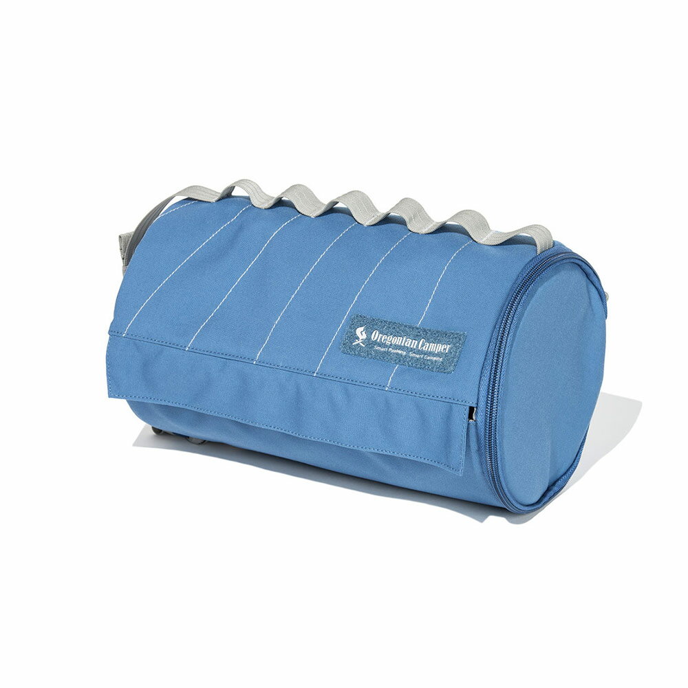 ■DRIFT LINE シリーズ 風が吹き、水が走り、時が流れる、「DRIFT LINE シリーズ」。シリーズのアイコニックとなる、「ドリフトライン」をステッチで表現しました。 一般的なキッチンペーパーを収納できる、キッチンペーパーホルダーです。独自のセンターポール構造により、巻量が少なくなってもペーパーを引き出せます。アウトド アだけでなく、普段使いできる便利なアイテムです。 ※画像は色違いのものも使用しています。 ■品　番：OCB 2527 ■カラー：JAY BLUE(ジェイブルー) ■素　材：POLYESTER(ポリエステル) ■サイズ：(直径13.5、幅27)cm　※一般的なキッチンペーパー対応サイズです。 ■生産国：MADE IN CHINA(中国) ■備　考： ※サイズは実測値になります。多少の誤差はご容赦ください。 ※モニターによって色の見え方が異なる場合があります。 ※ロットにより多少デザインが変更になる場合がございます。