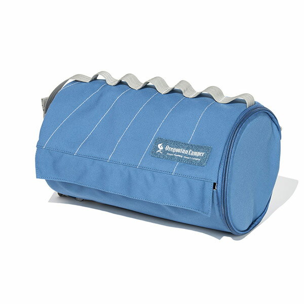 ■DRIFT LINE シリーズ 風が吹き、水が走り、時が流れる、「DRIFT LINE シリーズ」。シリーズのアイコニックとなる、「ドリフトライン」をステッチで表現しました。 コストコなどで販売している、アメリカンサイズの大型キッチンペーパーを収納できる、キッチンペーパーホルダーSUPERです。独自のセンターポール構造により、巻量が少なくなってもペーパーを引き出せます。また、縦横両方向でお使いいただけます。アウトドアだけでなく、普段使いできる便利なアイテムです。 ※画像は色違いのものも使用しています。 ■品　番：OCB 2533 ■カラー：JAY BLUE(ジェイブルー) ■素　材：POLYESTER(ポリエステル) ■サイズ：(直径18、幅32)cm　※コストコなどで販売している大型キッチンペーパー対応サイズです。 ■生産国：MADE IN CHINA(中国) ■備　考： ※サイズは実測値になります。多少の誤差はご容赦ください。 ※モニターによって色の見え方が異なる場合があります。 ※ロットにより多少デザインが変更になる場合がございます。