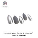 ブランド名nana kara（ナナカラ）商品名PRESS-ON NAILS（プレス オン ネイルズ） Metallic Dark Gray特徴忙しくてネイルサロンに行けない、 ネイルサロンに行きたいけど敷居が高い、 でもネイルは綺麗にしておきたい。 そんなニーズに合わせた「プレスオンネイル」が登場。 短時間付けて外したい方にピッタリ。お出かけ先やシーン別にネイルのデザインを選択できます。 粘着力があれば、繰り返し使用可能です。商品説明爪の形をしているプラスチック製ネイルチップを自爪の上に貼ります。 裏に粘着テープが付いているので、そのまま貼ることができます。 プレゼントやギフトにも喜んでいただけるような可愛いケースに入っています。使用方法取れにくくするため、付属の拭き取り用アルコール入りコットンで爪の油分を拭き取ります。 サイズは「ピッタリ」か「やや小さめ」を選択し、爪に貼ります。 爪の甘皮周りに少し間を開けて貼ります。 剥がす時は、付属のスティックで端から少しずつ剥がすと綺麗に取れます。使用上の注意※小さなお子様の手の届かないところで使用、保管してください。 ※チップ自体は薄いので皮膚に当たると傷つくことがあります。 ※貼る際は皮膚に当たらないようご注意ください。 ※大きめを選択し皮膚にチップが乗った状態で貼ると、皮膚に当たりますのでご注意ください。 ※日の当たらないところで保管してください。種類Metallic Dark Gray数量（入り数）24枚入り （付属品：拭き取り用アルコールパッド・ネイルファイル・ウッドスティック）区分ネイル用品製造販売元株式会社ミリオンオークス ヤングネイルズジャパン 東京都渋谷区神宮前6-23-11 401 03-5466-1880広告文責株式会社ミリオンオークス ヤングネイルズジャパン 東京都渋谷区神宮前6-23-11 401 03-5466-1880注意事項※各商品は、予告なくデザインが変更になる場合がございます。あらかじめご了承ください。 ※お使いのブラウザや、画面設定により商品のカラーが異なって見える場合がございます。nana kara（ナナカラ）PRESS-ON NAILSMetallic Dark Gray忙しくてネイルサロンに行けない、 ネイルサロンに行きたいけど敷居が高い、 でもネイルは綺麗にしておきたい。 そんなニーズに合わせた「プレスオンネイル」が登場。 短時間付けて外したい方にピッタリ。お出かけ先やシーン別にネイルのデザインを選択できます。 粘着力があれば、繰り返し使用可能です。【商品説明】 爪の形をしているプラスチック製ネイルチップを自爪の上に貼ります。 裏に粘着テープが付いているので、そのまま貼ることができます。 プレゼントやギフトにも喜んでいただけるような可愛いケースに入っています。 【使用方法】 取れにくくするため、付属の拭き取り用アルコール入りコットンで爪の油分を拭き取ります。 サイズは「ピッタリ」か「やや小さめ」を選択し、爪に貼ります。 爪の甘皮周りに少し間を開けて貼ります。 剥がす時は、付属のスティックで端から少しずつ剥がすと綺麗に取れます。 【数量（入り数）】 24枚入り （付属品：拭き取り用アルコールパッド・ネイルファイル・ウッドスティック）