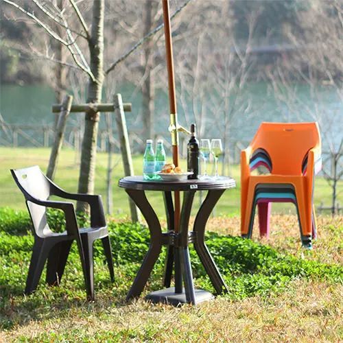 [アウトドア家具] ラウンドテーブル 幅67cm シンプル コンパクト ホワイト パラソル穴 軽量 丈夫 プラスチック ラウンドテーブル 円形 軽量 プラスチック製 高さ73cm