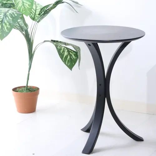 お客様の注目キーワードはこちら！モダンな雰囲気を感じるブラックが上品 サイドテーブル装飾が少なくシンプルなデザインで、ツヤのある上品なブラックが魅力のサイドテーブル。カーブを描いた脚部のフォルムが印象的で、お部屋にモダンな雰囲気を演出してく...