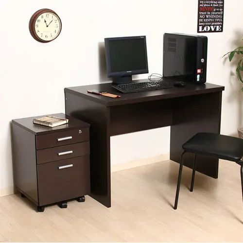 お客様の注目キーワードはこちら！収納力バツグン！スタイリッシュに収納できる デスク3点セットシンプルなデスク、ワゴン、キャビネットの3点セットです。いずれも、シンプルなデザインにすることで、収納力をアップさせています。ダークブラウンなので、...
