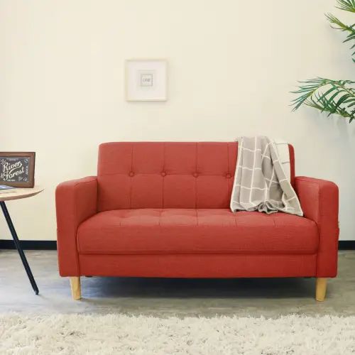 お客様の注目キーワードはこちら！ベーシックデザイン ファブリックソファ 2人掛け オレンジこちらのファブリックソファは2人掛けサイズです。こちらは鮮やかな元気が出るオレンジで、お部屋の雰囲気を明るくしてくれます。ファブリック素材の表面材を使...