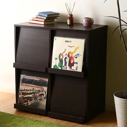 Rakuten - [フリーラック] ディスプレイラック ダークブラウン 収納スペース ディスプレイ扉 連結可能 幅80cm 扉付き収納 モダン 高級感 木目調 シンプル フラップ扉付き