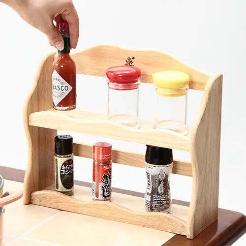 お客様の注目キーワードはこちら！コンパクトに置けてキッチン周りがすっきり 木製スパイスラック散らばりやすく、かさばるキッチンの調味料を並べて綺麗に収納する事ができるおしゃれなスパイスラックです。コンパクトサイズなので、キッチンの余分なスペー...