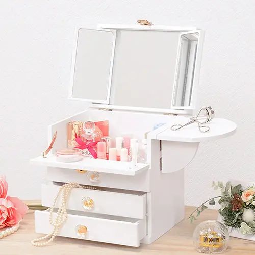 お客様の注目キーワードはこちら！三面鏡と折りたたみのミニテーブル付き コスメボックス ホワイトいつの間にか増えてしまう化粧品やメイク道具をコンパクトにまとめてたっぷり収納できる便利なコスメボックス。サイドにミニテーブルも付いているので小さな化粧台にもなりメイクしながらアイテムをちょっと置くのに便利です。その場でメイクできるのでコスメアイテムが散らかることもなく、大きな三面鏡で見えにくい部分もしっかりチェック。様々な形や大きさの化粧品もすっきりまとめて収納でき、出し入れしやすく使い勝手のいいコスメボックスです。便利なハンドル付きでメイクする場所を選ばずどこにでも持ち運べ、晴れた日には窓の近くに持っていき自然光の中でメイクするのもおすすめです。メイクの仕上がりは光の加減に左右されるのでナチュラルで綺麗なメイクになり仕上がり満足度もアップします。クリスタル調の取っ手も可愛らしく宝石箱のような華やかさのこのコスメボックス。洗練されたホワイトカラーがどんなお部屋にもマッチして日々の生活に楽しい彩りを加えてくれます。三面鏡と折りたたみのミニテーブル付き コスメボックス ホワイト商品をお気に入りショップをお気に入りページトップ関連商品ご注文